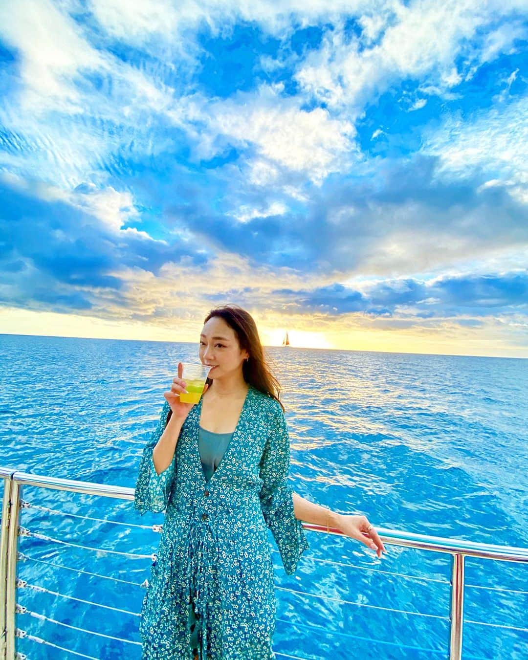 石田美奈子のインスタグラム：「𝙷𝚊𝚠𝚊𝚒𝚒. 𝚂𝚞𝚗𝚜𝚎𝚝 𝚌𝚛𝚞𝚒𝚜𝚎⚓️ . 最高に綺麗だった#サンセットクルーズ 🧡 しかも、マイタイが飲み放題☺︎☺︎☺︎ 他のドリンクも飲み放題🍾 . ハワイ通の友人からオススメしてもらい#シェラトンワイキキ のオプショナルツアーを申し込んだのですが、本当に良かった！♡ これは参加して大正解👏✨ シェラトンに泊まっていなくても申し込めます♫ . 直前に雨が降っていたので、#ダイヤモンドヘッド にかかる虹も見ることができました🌈 . ✈️ → #minako_trip . #hawaii #sunsetcruise #ハワイのオプショナルツアー」