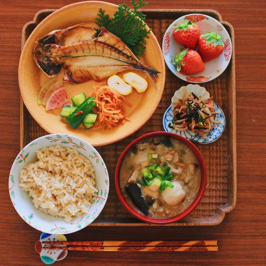 のインスタグラム：「一人の朝ごはん。久々の角盆、うつわ選びと盛り付けが楽しかった。 ・ こんばんは。 夫が早く出社したため 一人でのんびり朝ごはん。 アジの開きに 野菜のおかずをちょこちょこと。 いちごは鍋パに来てくれた友人が 日本橋三越で買ってきてくれました。 デパートのフルーツってなぜか キラキラしてみえる不思議…🍓 久々に使った内隅の角盆は 定食でも一品でも美しい佇まい。 このラー油、最強に美味しくて 友人に勧めたら早速ネットで注文してました笑 千葉県香取市の 「油茂製油（あぶもせいゆ）」 ごま油で作ったラー油です。 個人的に石垣島ラー油を超えました。 ラー油好きな方、ぜひ。 金曜お疲れ様でした。 ・ 【おしながき】 FANCLの発芽米 きのこたっぷりのお味噌汁 紅芯大根と昆布のナムル アジの開き ちっちゃな卵焼き ツナのにんじんしりしり きゅうり の台湾風冷菜 紅芯大根の浅漬け いちご(さがほのか) ＊薬膳走り書きは今回お休みです＊ ・ ・ Hi from Tokyo! Today's breakfast:Brown rice, vegan miso soup, grilled mackerel, rolled egg omelette, Korean style radish salad, some vegetable dishes, and strawberries as a dessert. ・ 2020.01.24 Fri ・ ・ #japanesefood #japanesecuisine #breakfast #朝ごはん #おうちごはん #早餐 #아침밥 #薬膳 #うつわ #和食器 #japonais #古川桜 #小澤基晴 #落合芝地 #自炊 #和食 #定食」