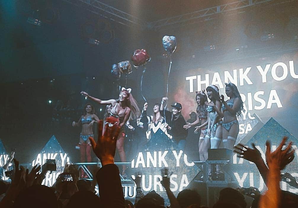 ユリサのインスタグラム：「4 years ago today. この瞬間も本当に嬉しかったし、伝えきれないぐらいありがとうだったんだけど、この時だけじゃなくて、今もこの時の幸せな気持ちを思い出すと何でも頑張れるし、この先もずっと温かい気持ちにしてもらえる大切な思い出だなと思ってる♡ 携わって頂いた全ての人に感謝してます💖 This became a memory for me which I will not forget my whole life🌟  一緒に沢山の時間を過ごした仲間たちは、ほとんどがこの時と違う人生を歩んでるけど、一生仲間なんだなって事を確信🌼 そして、海を越えて、身体もだいぶ大きくなって、誰やねんってぐらい見た目も変わって、昔してた事とは全然違う事をしてるのに、変わらず応援してくれる皆にも感謝です🙏❤️ 改めてありがとう and ずっと大好き。 #thankyou #激ヤバな泣き顔もあえて載せちゃお」