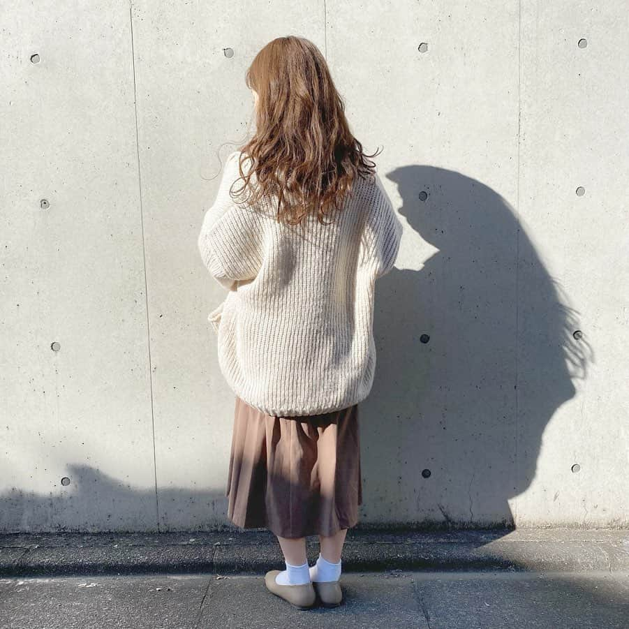 haruさんのインスタグラム写真 - (haruInstagram)「ㅤㅤㅤㅤㅤㅤㅤㅤㅤㅤㅤㅤㅤ ㅤㅤㅤㅤㅤㅤㅤㅤㅤㅤㅤㅤㅤ ㅤㅤㅤㅤㅤㅤㅤㅤㅤㅤㅤㅤㅤ #ootd ㅤㅤㅤㅤㅤㅤㅤㅤㅤㅤㅤㅤㅤ この前 お気に入りのカフェに choco🍫とカフェ行った時の☺️💕 ㅤㅤㅤㅤㅤㅤㅤㅤㅤㅤㅤㅤㅤ The女の子って感じのコーデにしてみた👗 ㅤㅤㅤㅤㅤㅤㅤㅤㅤㅤㅤㅤㅤ @fifth_store の #2wayフロント釦ロングシャツワンピース ㅤㅤㅤㅤㅤㅤㅤㅤㅤㅤㅤㅤㅤ 2wayで着れるの嬉しいし 153cmでこの絶妙な丈感🥺！笑 ㅤㅤㅤㅤㅤㅤㅤㅤㅤㅤㅤㅤㅤ #バッグ と #パンプス の色を合わせたよ🤎 ㅤㅤㅤㅤㅤㅤㅤㅤㅤㅤㅤㅤㅤ ㅤㅤㅤㅤㅤㅤㅤㅤㅤㅤㅤㅤㅤ ❤︎ dress : #fifth ❤︎ bag : @editsheen_store ❤︎ cardigan : #andj ❤︎ shoes : #sesto  ㅤㅤㅤㅤㅤㅤㅤㅤㅤㅤㅤㅤㅤ ㅤㅤㅤㅤㅤㅤㅤㅤㅤㅤㅤㅤㅤ この日もたくさん笑ったな〜🤣🧡 いつもありがとう(∩ˊᵕˋ∩)💕 またすぐ🤭❤︎ ㅤㅤㅤㅤㅤㅤㅤㅤㅤㅤㅤㅤㅤ ㅤㅤㅤㅤㅤㅤㅤㅤㅤㅤㅤㅤㅤ #153cmコーデ#低身長コーデ#ワンピースコーデ#fifthtl#フィフス#editsheen#エディットシーン#カジュアル#シャツワンピース#フロントミニベルトショルダー#bag #harucd ㅤㅤㅤㅤㅤㅤㅤㅤㅤㅤㅤㅤㅤ」1月24日 19時45分 - __haru3