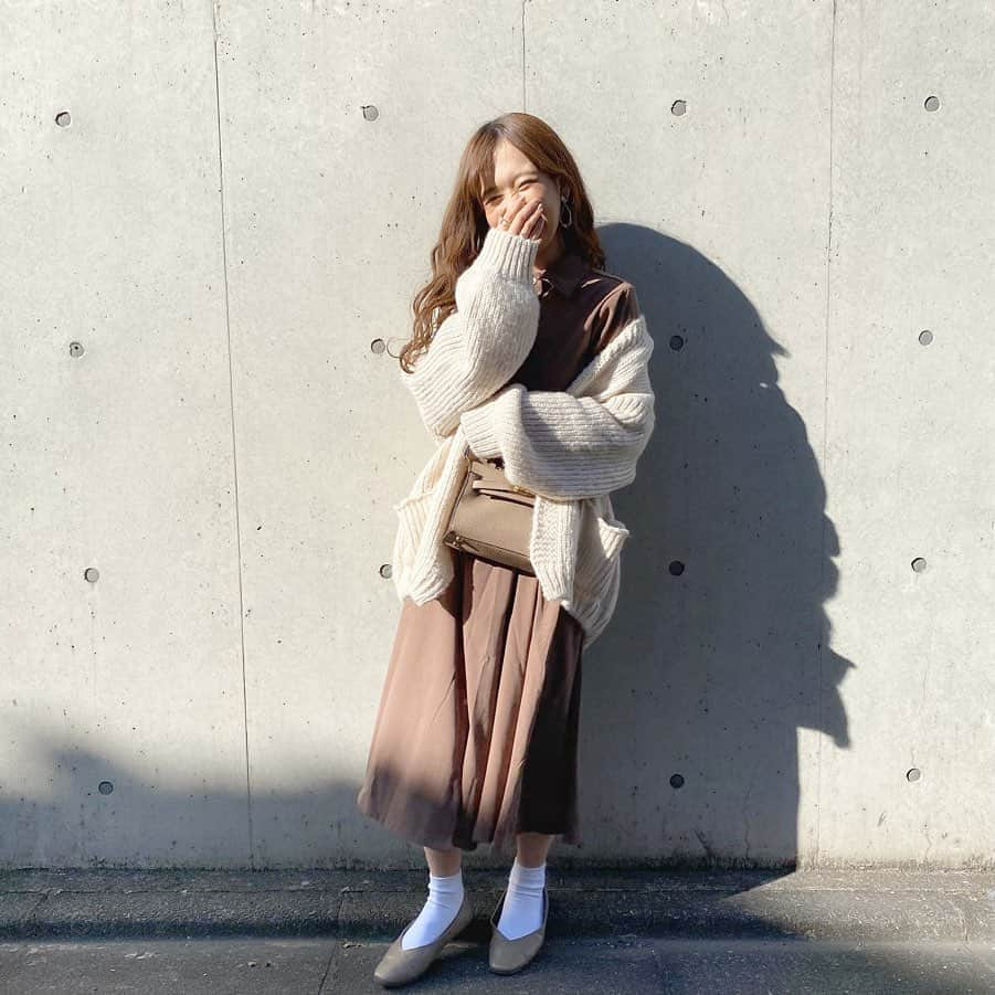 haruさんのインスタグラム写真 - (haruInstagram)「ㅤㅤㅤㅤㅤㅤㅤㅤㅤㅤㅤㅤㅤ ㅤㅤㅤㅤㅤㅤㅤㅤㅤㅤㅤㅤㅤ ㅤㅤㅤㅤㅤㅤㅤㅤㅤㅤㅤㅤㅤ #ootd ㅤㅤㅤㅤㅤㅤㅤㅤㅤㅤㅤㅤㅤ この前 お気に入りのカフェに choco🍫とカフェ行った時の☺️💕 ㅤㅤㅤㅤㅤㅤㅤㅤㅤㅤㅤㅤㅤ The女の子って感じのコーデにしてみた👗 ㅤㅤㅤㅤㅤㅤㅤㅤㅤㅤㅤㅤㅤ @fifth_store の #2wayフロント釦ロングシャツワンピース ㅤㅤㅤㅤㅤㅤㅤㅤㅤㅤㅤㅤㅤ 2wayで着れるの嬉しいし 153cmでこの絶妙な丈感🥺！笑 ㅤㅤㅤㅤㅤㅤㅤㅤㅤㅤㅤㅤㅤ #バッグ と #パンプス の色を合わせたよ🤎 ㅤㅤㅤㅤㅤㅤㅤㅤㅤㅤㅤㅤㅤ ㅤㅤㅤㅤㅤㅤㅤㅤㅤㅤㅤㅤㅤ ❤︎ dress : #fifth ❤︎ bag : @editsheen_store ❤︎ cardigan : #andj ❤︎ shoes : #sesto  ㅤㅤㅤㅤㅤㅤㅤㅤㅤㅤㅤㅤㅤ ㅤㅤㅤㅤㅤㅤㅤㅤㅤㅤㅤㅤㅤ この日もたくさん笑ったな〜🤣🧡 いつもありがとう(∩ˊᵕˋ∩)💕 またすぐ🤭❤︎ ㅤㅤㅤㅤㅤㅤㅤㅤㅤㅤㅤㅤㅤ ㅤㅤㅤㅤㅤㅤㅤㅤㅤㅤㅤㅤㅤ #153cmコーデ#低身長コーデ#ワンピースコーデ#fifthtl#フィフス#editsheen#エディットシーン#カジュアル#シャツワンピース#フロントミニベルトショルダー#bag #harucd ㅤㅤㅤㅤㅤㅤㅤㅤㅤㅤㅤㅤㅤ」1月24日 19時45分 - __haru3