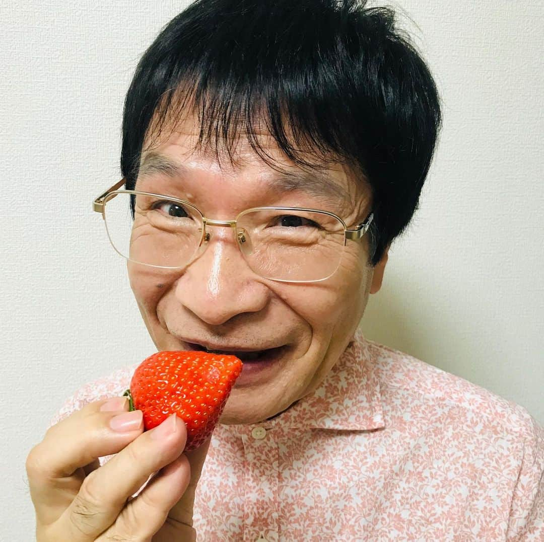 尾木直樹さんのインスタグラム写真 - (尾木直樹Instagram)「が〜ん！なんて大っきなイチゴ🍓一粒520円…😱贅沢しちゃった😅 - #でっかい #いちご #イチゴ は#やっぱり #あまおう #尾木ママ #苺🍓 #フルーツ #大好き💕#収録 #終わり #ごほうび #デザート #甘酸っぱい #デパ地下」1月24日 19時48分 - oginaoki_ogimama