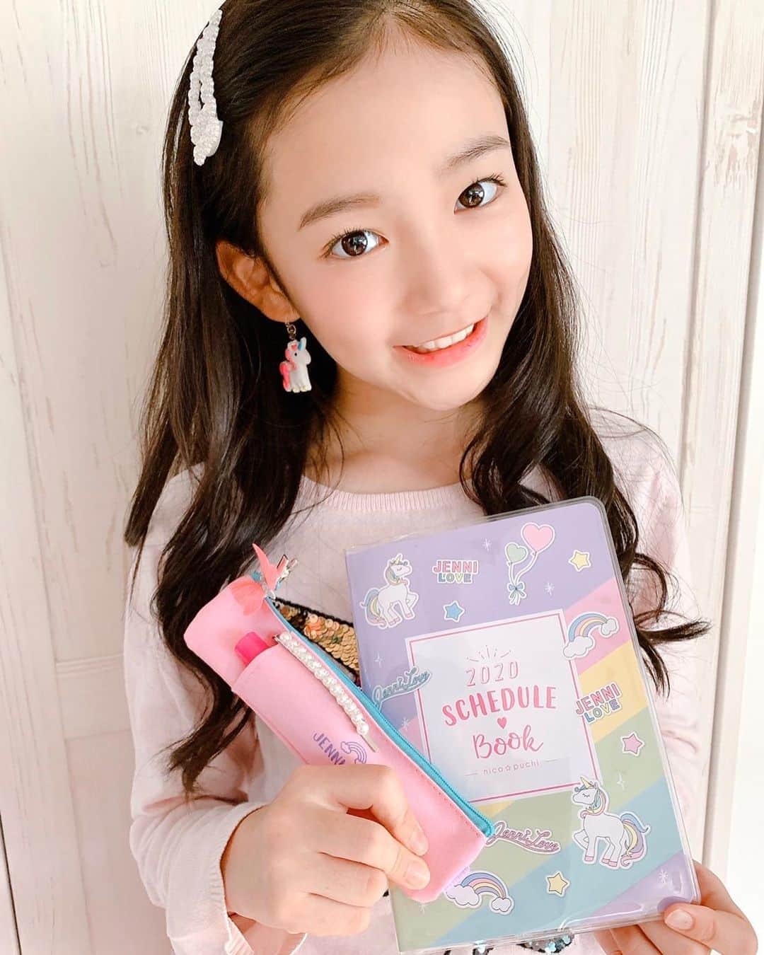 ニコ☆プチのインスタグラム：「💟 #プチモのふろくの使い方 💟﻿ ﻿ ﻿ ﻿ 19人目は、サナ！！！﻿ ﻿ 🐬サナより🐬﻿ ﻿ ニコ☆プチ２月号のふろくはスケジュール帳とペンケース📖🖋🎀﻿ ﻿ 大好きなユニコーン🦄🍭✨と﻿ ゆめかわカラー💜💗💛💚💙で初めて見た時、めっちゃカワイイ〜って大はしゃぎしちゃった😍❣️﻿ ﻿ 咲奈は習い事のスケジュールや持ち物を書いてわすれないようにしているよ👍🏻💕﻿ ﻿ 2020年は自分で管理できるようにするのが目標🤗🎀﻿ ﻿ #ニコプチ　#ニコプチふろく　#サナ﻿ #プチモ　#ジェニィラブ　#スケジュール帳﻿ #ペンケース　#スケジュール帳の使い方﻿ #手帳タイム　#ニコプチふろくのある生活﻿」