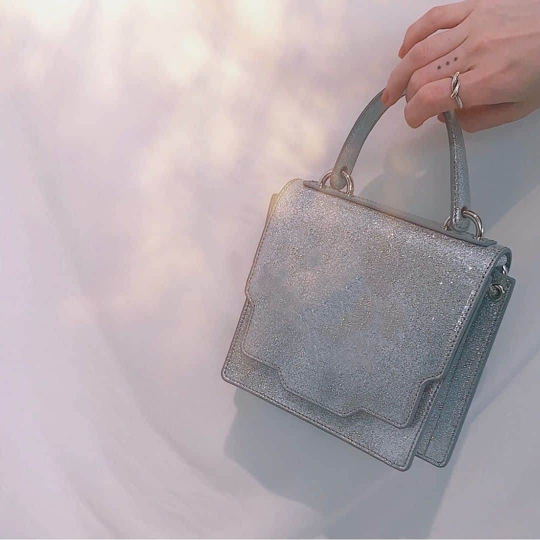 のインスタグラム：「これも密かにおすすめ ◎ 春はきらきらしていこ〜っ👌🌷 Pre Orderは月曜日まで10% OFFになるので今のうちにぜひですよぉ 〜・〜・〜・〜・〜・〜・〜・〜・〜・〜・〜・〜 #merryjenny #2020ss #airrium」