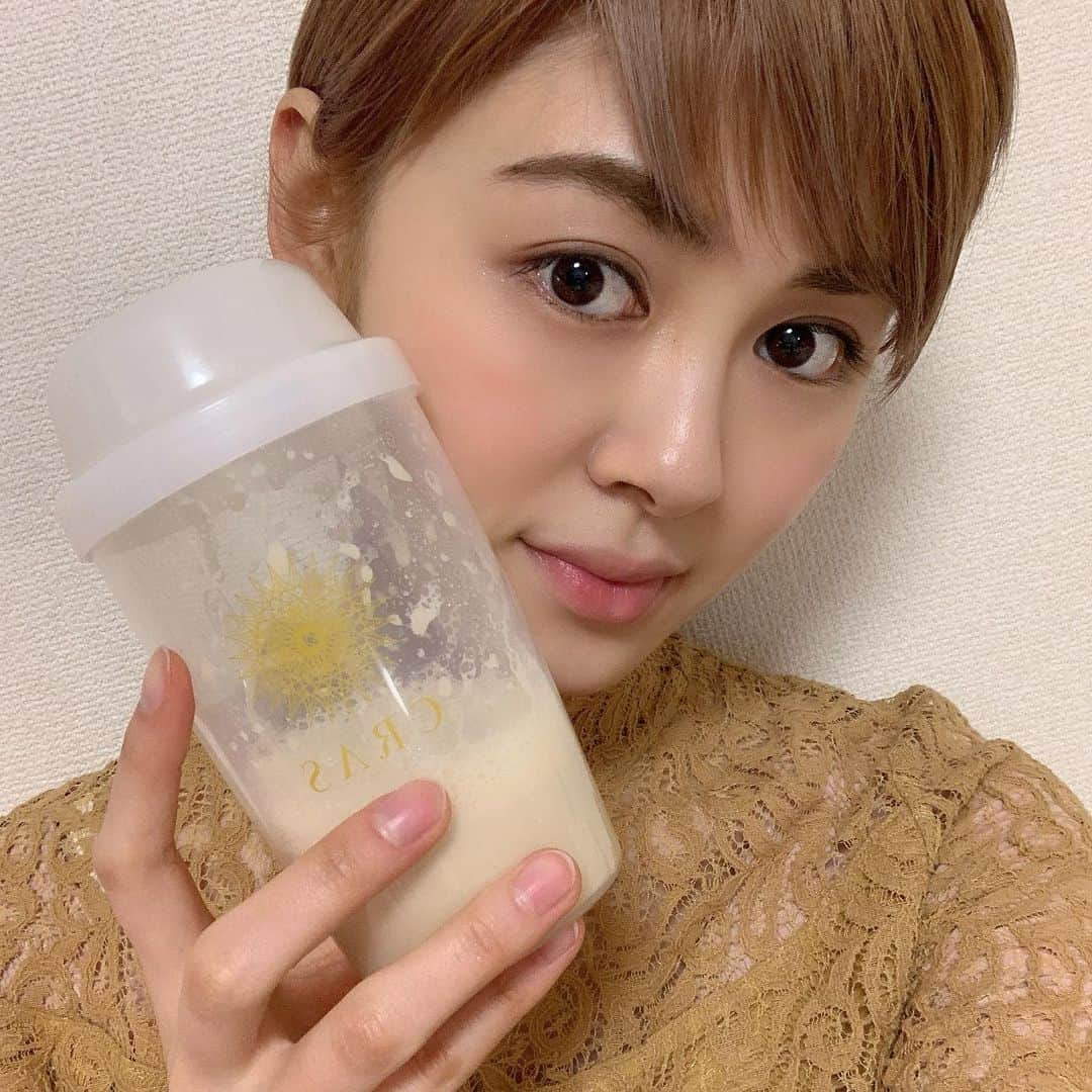 中島彩香のインスタグラム：「・ 時々DMでも質問をいただいていたのでたまには運動やスタイル維持の方法など私生活のお話を、、😌🍃✨ 私は普段大学に通いながらお仕事もしているのでジムには通わず、自分に合ったルーティンの中で普段は自宅で筋トレやストレッチをしています！  筋トレやストレッチをすることが気持ちを切り替えられることのひとつだと考えながら体を動かすこともストレスを溜めずに続けられるコツかと☺︎あとは日常の中で正しい姿勢で沢山歩くようにしたり、階段を使うようにしたり色々な工夫をすることも大切かなと思います🌿  運動だけでは綺麗なスタイルは作れないので、食べ過ぎない程度でバランス良く好きなものも食べていますよ😋 食べ物だけで栄養を取ることが難しいときは、プロテインも取り入れることも、、 、事務所の先輩のマギーさんがプロデュースされているソイプロテイン #CRAS はとっても飲みやすくて、女性に嬉しい要素が沢山含まれているのでおすすめです❤️ 私もこれまで無理な食生活や運動で失敗したこともありますが、自分の身体に一番合った方法を見つけていきながらストレスを溜めずに続けられることが一番ですね☺️ .  #cras #クラース #ソイプロテイン #maggy #マギー #crasソイプロテイン #クラースソイプロテイン #ソイプロテインダイエット #美ボディ習慣 #プロテイン女子 .」