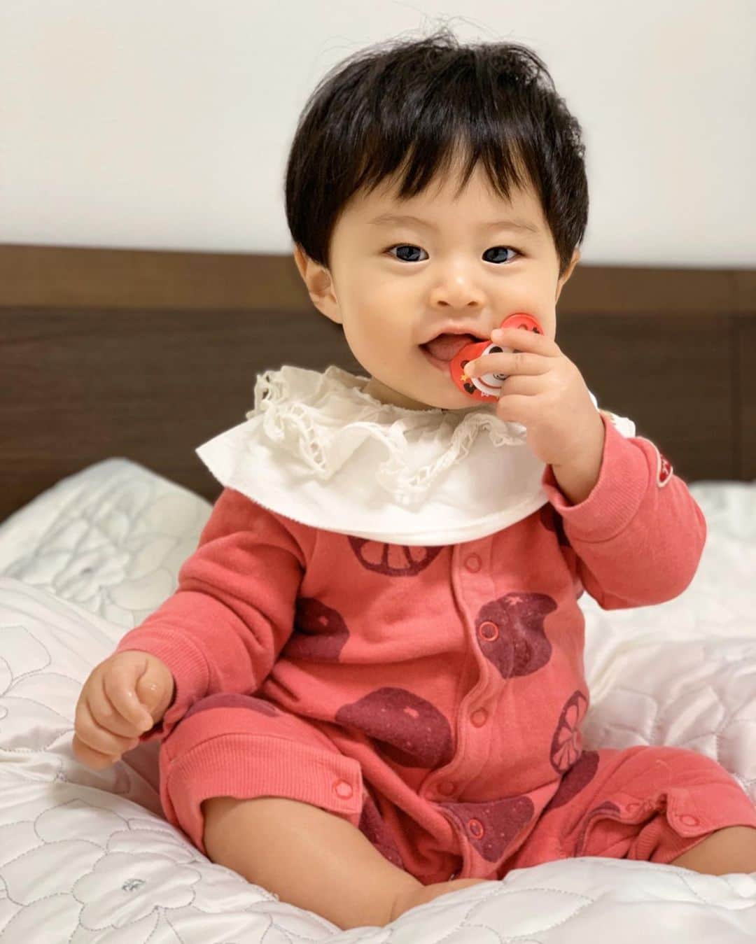 こままりえさんのインスタグラム写真 - (こままりえInstagram)「✴︎ Funfriends & SkinFriendly👶 . お洋服とおしゃぶりの赤コーデ❤️ 赤ちゃんのおしゃぶり姿って可愛くて大好き😍 . 弟くんが使っているのは @pigeon_official.jp さんの #リニューアル されたおしゃぶり👶✨ 吸い口が柔らかかったり 形に工夫がなされくわえやすかったりと しっかり赤ちゃんのことを考えているだけでなく ラインナップも豊富で 絵柄を選ぶのも楽しくなっちゃいます😉 弟くんが使っているのも ディズニーの絵柄が可愛くてお気に入り🎪✨ . 先日おしゃぶりに関する勉強会に参加して 赤ちゃんの歯と口の発育だったり しゃぶる行為との関係性や おしゃぶりの使用実態などを学びました😊 . おしゃぶりって癖になっちゃうとか 歯並びが悪くなるってイメージがあったけど 赤ちゃんの気分を鎮めて 落ち着かせる良い効果があったり💡✨ 気になる歯並びについても 3歳を過ぎると口腔習慣になってしまうから その前にしっかり止めればよいそう🙆‍♀️ . 娘ちゃんの時は与えても ポイっと投げ出しちゃった記憶があるけど👧 このリニューアルしたものは 弟くんがすんなりとくわえてくれてすごい✨ 自分から飛びついてる👶❤️ . うまく使えば子育ての 強い味方になってくれると実感しました😊👏 . #ピジョンおしゃぶり #おしゃぶりFunfriends #おしゃぶりSkinFriendly #PR #ピジョン #おしゃぶり #グズり止め #入眠 #泣き止む #歯並び #ディズニー #ミッキー #ベビーグッズ #ベビー用品 #育児 #子育て #子育てママ #赤ちゃん #赤ちゃんのいる生活 #赤ちゃんのいる暮らし #子供のいる生活 #子供のいる暮らし #令和ベビー #令和ベイビー #令和元年ベビー #男の子ママ #二児ママ #弟くんの成長記録 #生後8ヶ月」1月24日 20時09分 - komamarie
