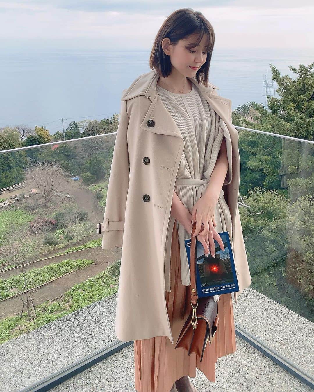 林村ゆかりのインスタグラム：「建築家・杉本博司さんのつくった江之浦測候所にふらっと行ってきました。構想.建設それぞれ10年かかっているそうです！﻿ ふらっといったとしてもふらっとでは見きれない広い敷地に古い宝物がたくさん展示されています✨﻿ ﻿ 竹林は時間がなくて行けなかったのですが、予約してゆっくりと廻ると美味しい空気と日本ならではの美しい景色が堪能できると思います。﻿ ﻿ またゆっくり来たいな！﻿ こんなvlogではないですが、美容の日と題したYouTubeをひっさしぶりにupしました❤︎﻿ リンクはこれからストーリーにて。﻿ ﻿ 今年こそはコツコツ美容もコンテンツも積み上げます🤣ゆるいのからパンチの効いたものまで出したいと思うので気になったものはぜひ見てくださいね☺️💕 #江之浦測候所 #江之浦#熱海#旅行#観光#アート#美術館」