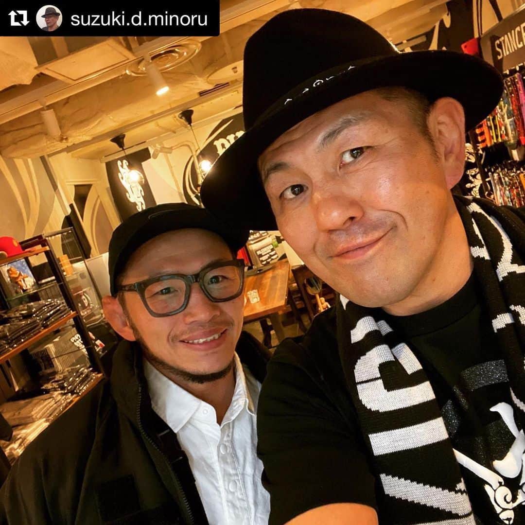 宇野薫のインスタグラム：「鈴木先輩に 新年のご挨拶へ 遅くなりましてすみません💦 今年も先輩の背中を追いかけます！！ コラボお話もぜひよろしくお願いいたします。  #Repost @suzuki.d.minoru with @get_repost ・・・ YOKOKO-spirits  @caoluno  @onehundred_athletic  フラッと宇野が遊びに来た。しかも兄弟で。彼に会うたびに思うんだが…いや〜ホントにオレと愛甲猛 @takeshiaikoh さんと大橋秀行 @hideyuki_ohashi さんと同じ高校を出てるとは思えない雰囲気。あ、オレと愛甲さんと大橋さんは一括りね。その下の世代の横高OBはまるで違う人種の様だ(笑) また何かコラボやろ〜って話をしといた。サンキュー！」
