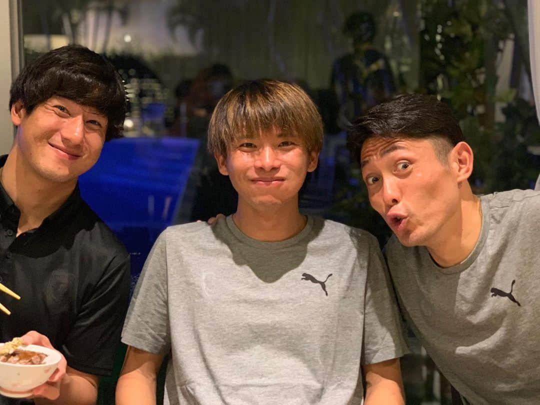 森脇良太さんのインスタグラム写真 - (森脇良太Instagram)「夕食後📸📸😆😆 ・ かわいい3人組🥳笑。 ・ 右の子が1番可愛いなー🤣笑。 みんな間違ってないよねー？笑 ・ ・ それよりも大吾… 口の中がパンパンやないかい‼︎笑 ・ #宮城雅史 選手　#彼女募集中  @daigo___d5  #荒木大吾 選手　#彼女募集中  #森脇良太 選手　#友達募集中  #夕食 #晩ご飯  #可愛い #3人組」1月24日 20時06分 - moriwaki46_official