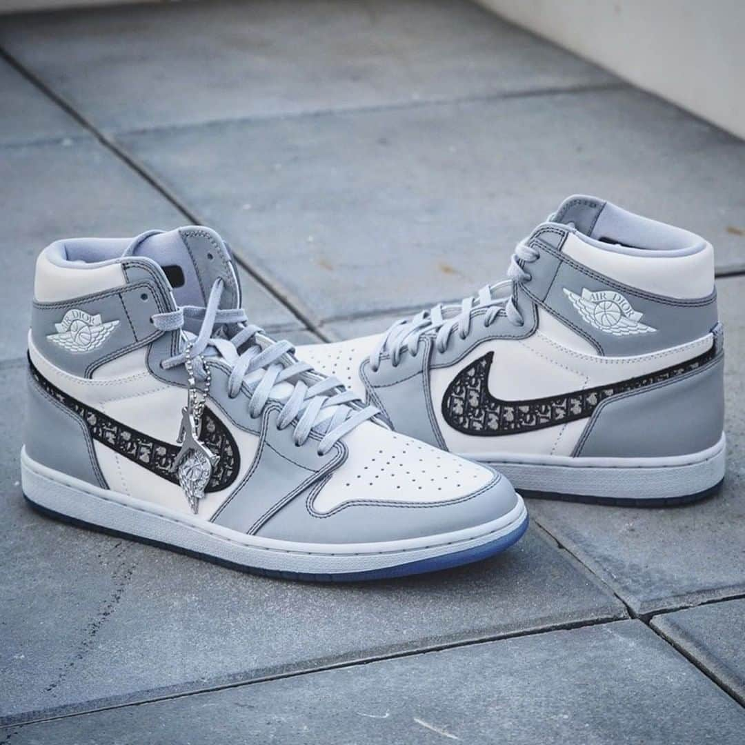 Sneaker Newsさんのインスタグラム写真 - (Sneaker NewsInstagram)「An up close look at the DIOR x Air Jordan 1 surfaces via @retroshoparis. Set to drop in April in limited quantity, this magnificent collaboration combines the esteemed design of the Air Jordan 1 with signature leathers and jacquard patterns from the fashion house. For a closer look, tap the link in our bio.」1月25日 7時01分 - sneakernews