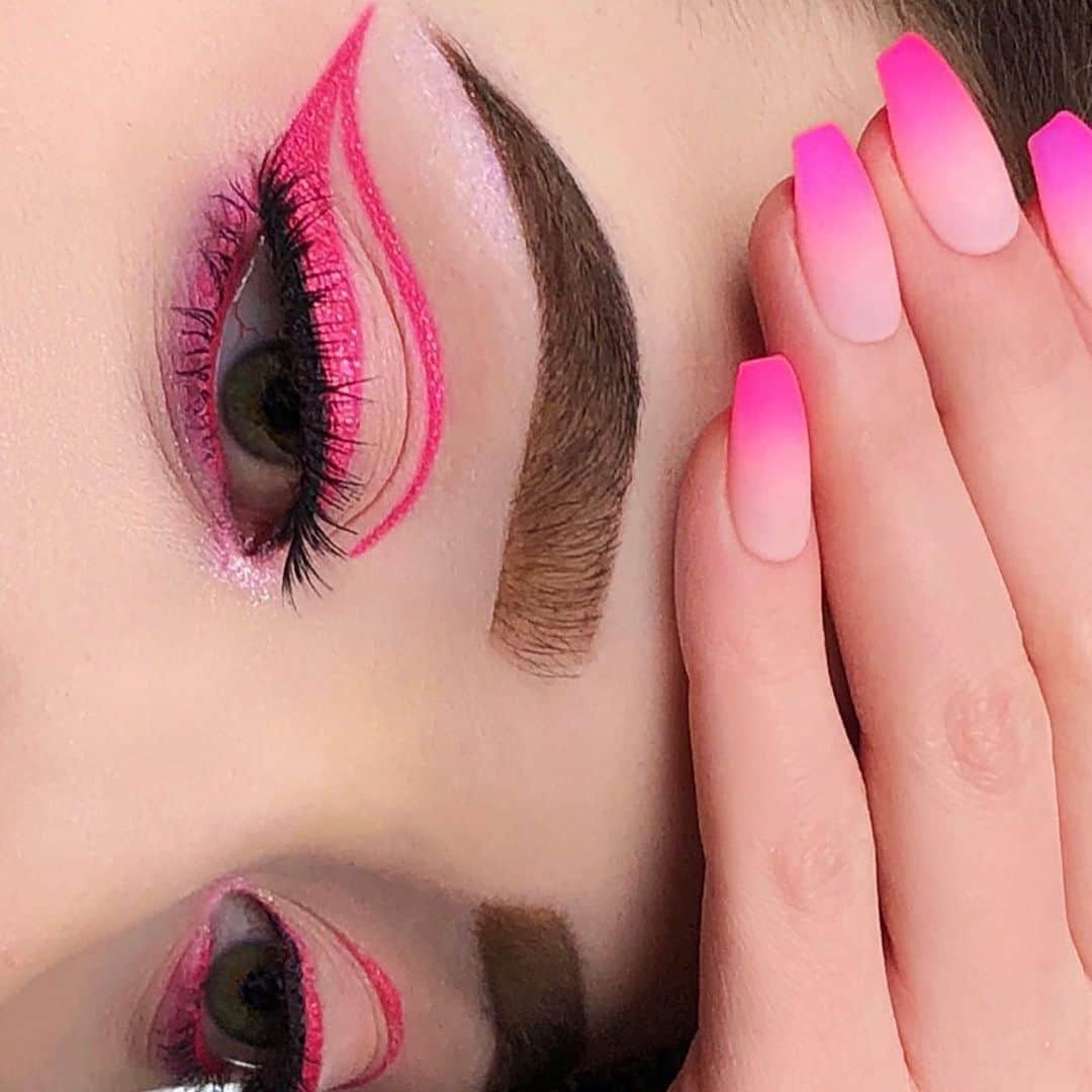 Jeffree Star Cosmeticsさんのインスタグラム写真 - (Jeffree Star CosmeticsInstagram)「We live for a cute graphic liner moment 💓 @micaelaladavis created these sickening eyes using our #velourliquidlipstick in the shade Watermelon Soda 🍉#jeffreestarcosmetics」1月25日 7時02分 - jeffreestarcosmetics