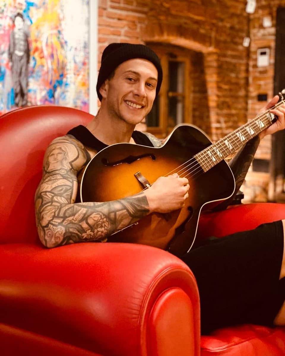 フェデリコ・ベルナルデスキのインスタグラム：「It’s time to #RocknRoll 🎸🎵🎶 #fridaynight #rocker」