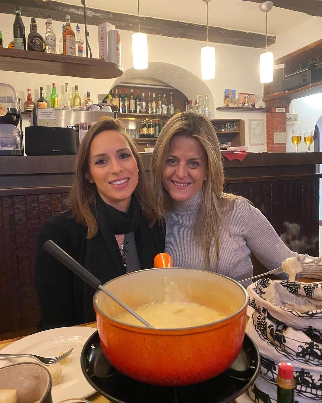 ホルヘ・ロレンソさんのインスタグラム写真 - (ホルヘ・ロレンソInstagram)「#TeamLugano reunited for a Fondue🧀🤤 #fondue #lugano #dinner #dinnertime」1月25日 5時46分 - jorgelorenzo99