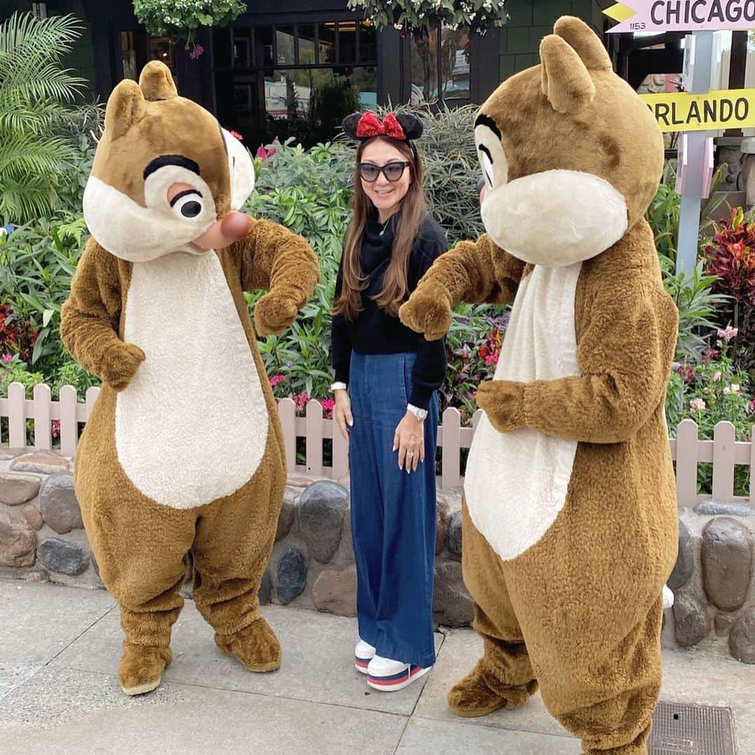 マキ・コニクソンさんのインスタグラム写真 - (マキ・コニクソンInstagram)「Good morning from Walt Disney World!! フロリダにあるディズニーワールドはサンフランシスコと同じぐらいの広さ！😵広過ぎて一日では回りきれない。💦私はあまり乗り物に乗らないで雰囲気をエンジョイするタイプ。最近の乗り物は3Dとか多くて気持ち悪くなる事があるからもっぱら人間ウォッチングをエンジョイしています！朝から虹も見れたし！Japan Pavilionも行けたし、映えするWingsの前で写真撮れたし(笑)ミッキー、チップ&ディルとも写真撮れたしミニーまで見れてハッピーハッピー！💕 因みに写真は全然並ばないで撮れたよ！👍🏼 引き継ぎ楽しんじゃいまぁす！🤗 #ディズニーワールドのおすそ分け🤙🏼 #焦らずゆっくり見て回るのが私流！ #日本パビリオンで観た和太鼓をストーリーにアップしたよ！🇯🇵」1月25日 6時29分 - makikonikson