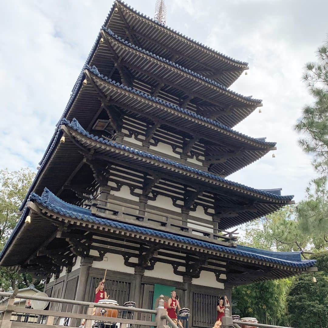 マキ・コニクソンさんのインスタグラム写真 - (マキ・コニクソンInstagram)「Good morning from Walt Disney World!! フロリダにあるディズニーワールドはサンフランシスコと同じぐらいの広さ！😵広過ぎて一日では回りきれない。💦私はあまり乗り物に乗らないで雰囲気をエンジョイするタイプ。最近の乗り物は3Dとか多くて気持ち悪くなる事があるからもっぱら人間ウォッチングをエンジョイしています！朝から虹も見れたし！Japan Pavilionも行けたし、映えするWingsの前で写真撮れたし(笑)ミッキー、チップ&ディルとも写真撮れたしミニーまで見れてハッピーハッピー！💕 因みに写真は全然並ばないで撮れたよ！👍🏼 引き継ぎ楽しんじゃいまぁす！🤗 #ディズニーワールドのおすそ分け🤙🏼 #焦らずゆっくり見て回るのが私流！ #日本パビリオンで観た和太鼓をストーリーにアップしたよ！🇯🇵」1月25日 6時29分 - makikonikson