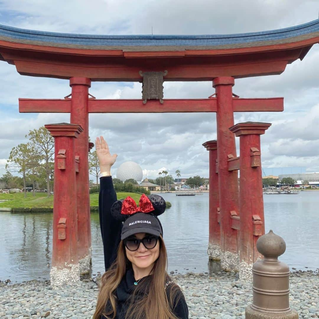 マキ・コニクソンさんのインスタグラム写真 - (マキ・コニクソンInstagram)「Good morning from Walt Disney World!! フロリダにあるディズニーワールドはサンフランシスコと同じぐらいの広さ！😵広過ぎて一日では回りきれない。💦私はあまり乗り物に乗らないで雰囲気をエンジョイするタイプ。最近の乗り物は3Dとか多くて気持ち悪くなる事があるからもっぱら人間ウォッチングをエンジョイしています！朝から虹も見れたし！Japan Pavilionも行けたし、映えするWingsの前で写真撮れたし(笑)ミッキー、チップ&ディルとも写真撮れたしミニーまで見れてハッピーハッピー！💕 因みに写真は全然並ばないで撮れたよ！👍🏼 引き継ぎ楽しんじゃいまぁす！🤗 #ディズニーワールドのおすそ分け🤙🏼 #焦らずゆっくり見て回るのが私流！ #日本パビリオンで観た和太鼓をストーリーにアップしたよ！🇯🇵」1月25日 6時29分 - makikonikson