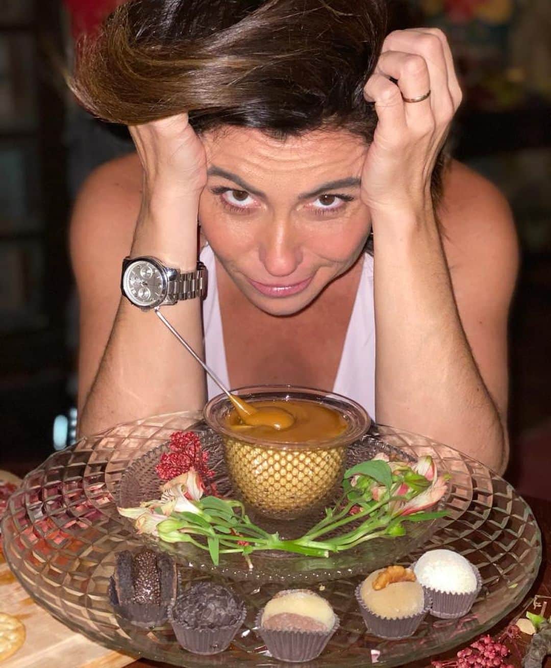 Giovanna Antonelliのインスタグラム：「👿 come o brigadeiro! 😇 não come o brigadeiro! Sobre a tentação do brigadeiro nas cenas de hj... já as 'coleguinhas' se jogaram 🤣 @ozoriodebora @vanessagiacomo @biaguedesbia 👿 né ?! Ps. Resisti 😇🤣」
