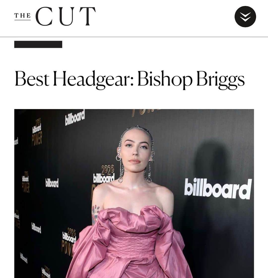 ジョエル・マッデンのインスタグラム：「Best head gear @thatgirlbishop 🖤」