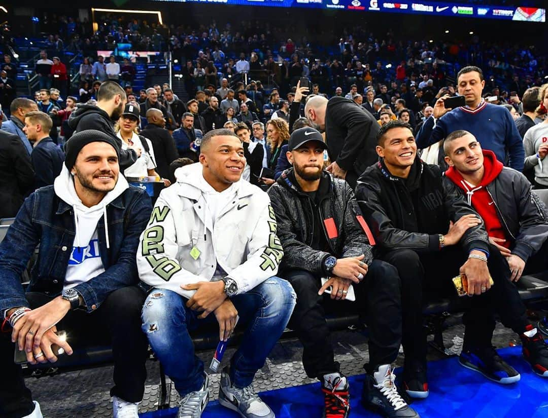 パリ・サンジェルマンFCさんのインスタグラム写真 - (パリ・サンジェルマンFCInstagram)「🔝⚽️🏀 #PSGxJordan . Our Parisians present at the #NBAParis game 🔥 Nos Parisiens présents au match #NBAParis . @hornets 🆚 @bucks 🤩 . #NBA #Paris #ICICESTPARIS #AllezParis #PSG」1月25日 6時44分 - psg