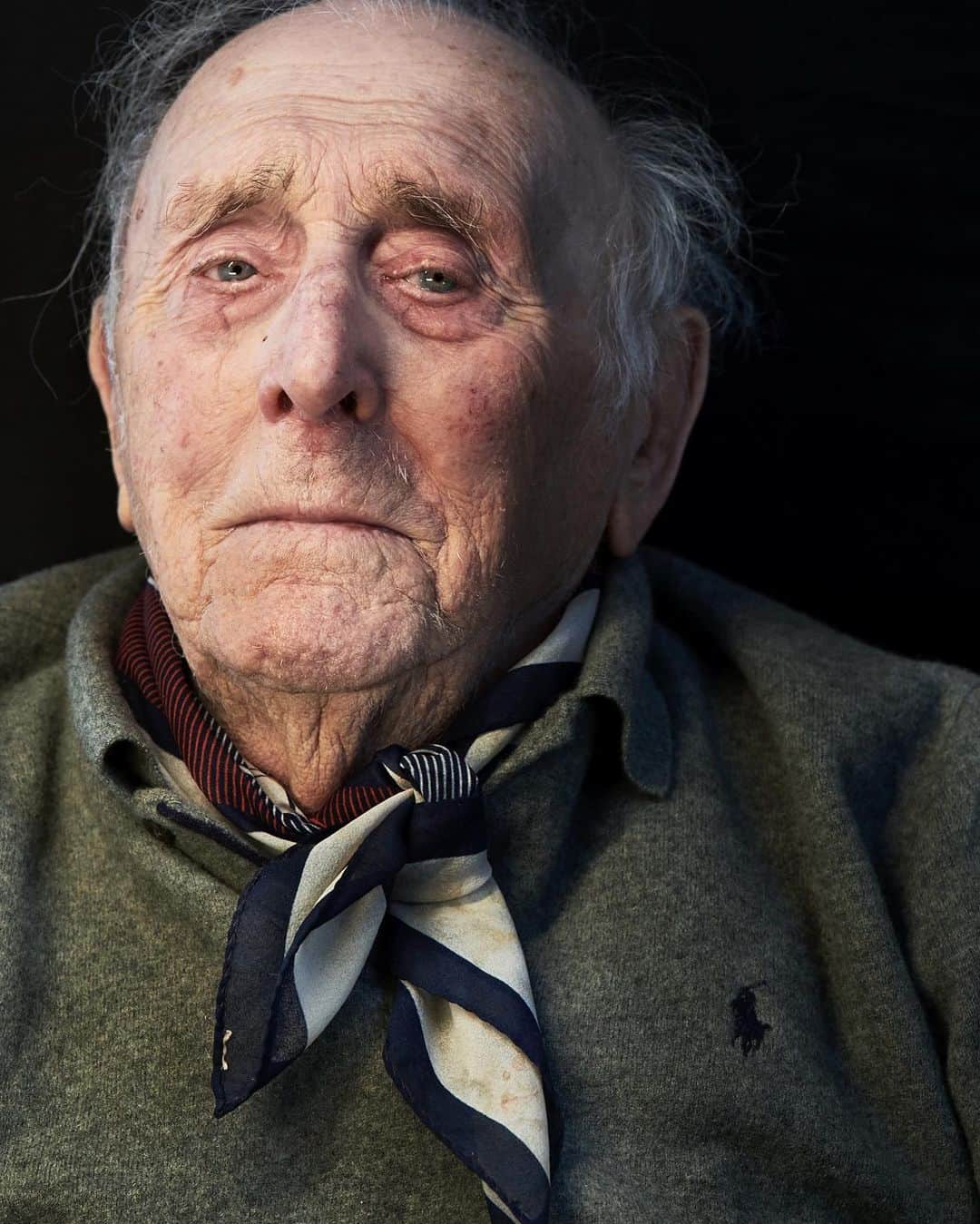 Robert Clarkさんのインスタグラム写真 - (Robert ClarkInstagram)「Another in a series portraits I have made on assignment for @NatGeo for an article about the remaining WWII Veterans. In his time as a prisoner of war in Dresden while the firestorm raged through the city, Victor Gregg , 100 years old, remained above ground throughout the firebombing.  Already a seasoned soldier with the Rifle Brigade, Gregg joined the 10th Parachute Regiment in 1944. He was captured at Arnhem where he volunteered to be sent to a work camp rather than become another faceless number in the huge POW camps. With two failed escape attempts under his belt, Gregg was eventually caught sabotaging a factory and sent to Dresden for execution.  Before Gregg could be executed, the British Royal Air Force and the United States Army Air Forces dropped more than 3,900 tons of high-explosive bombs and incendiary devices on Dresden in four air raids over two days in February 1945. The resulting firestorm destroyed six square miles of the city centre. 25,000 people, mostly civilians, were estimated to have been killed. Post-war discussion of whether or not the attacks were justified has led to the bombing becoming one of the moral questions of the Second World War.  Gregg describes the trauma and carnage of the Dresden bombing. After the raid, he spent five days helping to recover a city of innocent civilians, thousands of whom had died in the fire storm, trapped underground in human ovens. As order was restored, his life was once more in danger and he escaped to the east, spending the last weeks of the war with the Russians.」1月25日 6時49分 - robertclarkphoto