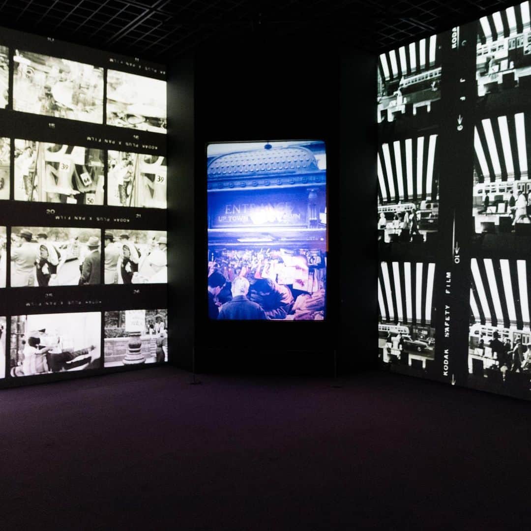 haconiwa / 箱庭さんのインスタグラム写真 - (haconiwa / 箱庭Instagram)「Bunkamura ザ・ミュージアム（東京/渋谷・東急本店横）にて、開催中の「ニューヨークが生んだ伝説の写真家 永遠のソール・ライター」展。﻿ 2017年、同施設にて日本で初めて開催された「写真家ソール・ライター展」は、個人の写真展としては異例の入場者数を記録し、大きな話題を呼びました。﻿ あれから約3年。写真家ソール・ライター展が、再び同施設で開催されます！前回の展覧会を見た方も、見逃したという方も必見の展覧会ですよ。﻿ ﻿ 詳細は、こちらの記事をご覧ください。﻿ https://www.haconiwa-mag.com/exhibition/2020/01/saulleiter/﻿ ﻿ ニューヨークが生んだ伝説の写真家 永遠のソール・ライター﻿ 開催日：2020年1月9日(木)〜2020年3月8日(日)﻿ 休館日：1月21日(火)、2月18日(火)﻿ 開催時間：10:00〜18:00 ※毎週金・土曜日は21:00まで ※入館は各閉館時間の30分前まで﻿ 開催場所・会場：Bunkamura ザ・ミュージアム﻿ 東京都渋谷区道玄坂2-24-1 B1F﻿ 入場料：一般1500円、大学・高校生1000円、中・小学生700円﻿ お問い合わせ：03-5777-8600（ハローダイヤル）﻿ ※掲載の写真は、撮影許可を得て撮影しております。 ﻿ #写真展 #Bunkamura #Photograph #Exhibition #写真家 #saulleiter #ソールライター #渋谷 #東京」1月24日 22時01分 - haconiwa_mag