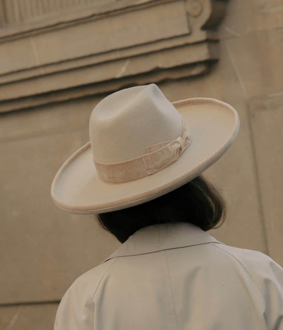 のインスタグラム：「Explore tone on tone with new luxurious details. Discover this wide brim model with unique Herringbone velvet trim now on www.borsalino.com #Borsalino」