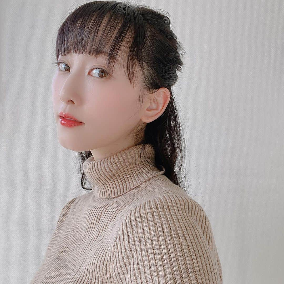 松井玲奈さんのインスタグラム写真 - (松井玲奈Instagram)「この日のメイクがとっても好きだなあと思います。 メイク道具ばばーんと紹介できるほどは持ってないですけど、アイテムごとにお気に入りを紹介したり、投稿内の動画で使ってるところを映したりしてみようかなと考えています。 自分の無理のない範囲で、みんなと好きを共有できたらいいなと思っています。 絶対メイクしなくちゃいけないわけじゃないし、個人の自由。だけど、リップやアイシャドウひとつでいつもと雰囲気が変わるのって、やっぱり魔法みたいだと思うんですよ。 まずはリップとヘアオイルを紹介してみようかな。 Operaの新色気になってるので買おうか悩み中、、、。 #メイク　#リップ」1月24日 22時01分 - renamatui27