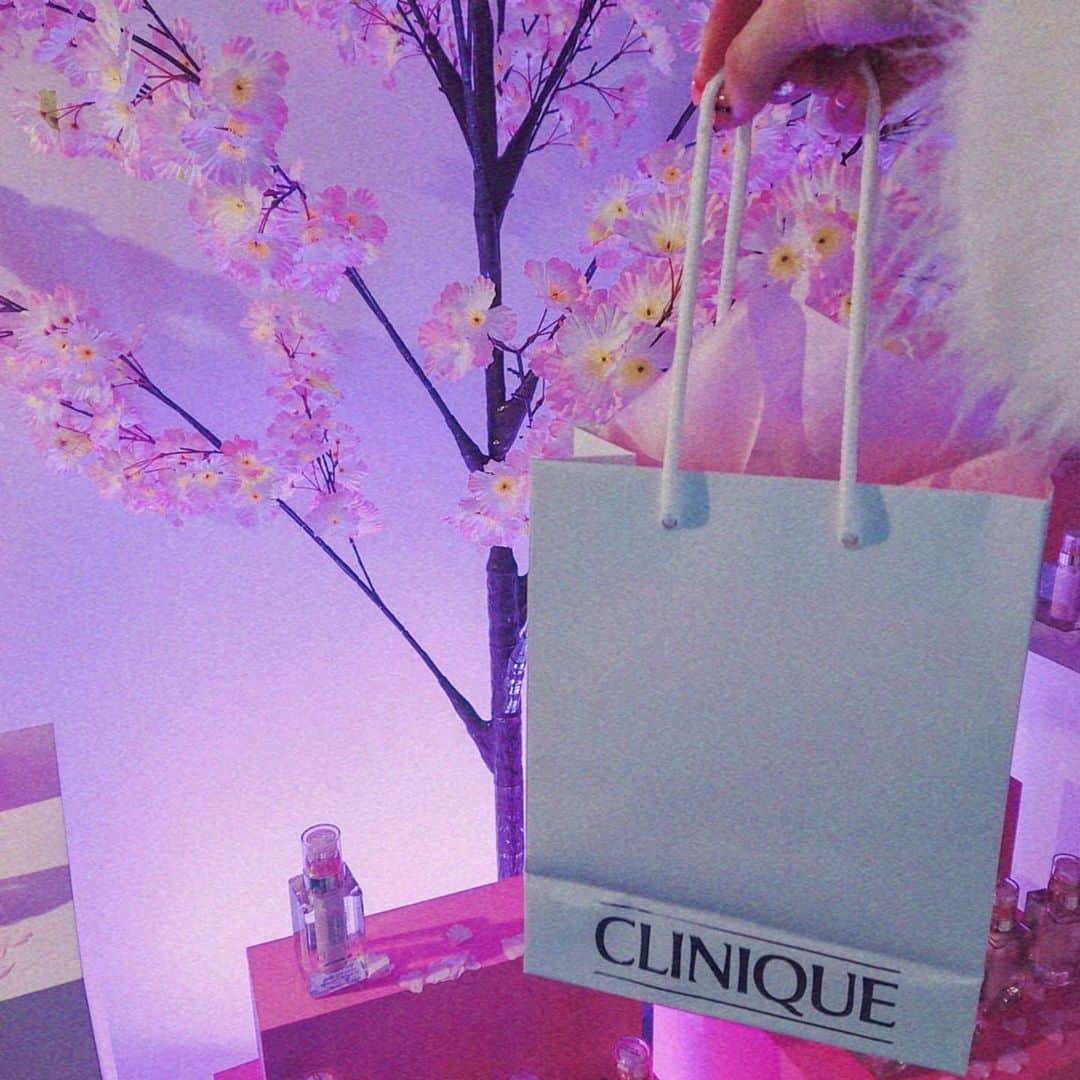 西内みなみさんのインスタグラム写真 - (西内みなみInstagram)「CLINIQUEのイベントにお邪魔してきたよ🌟 @cliniquejp . 🌸クリニーク iD 桜の成分が入っていて、 敏感肌ケア用の美容成分カートリッジ︎☺︎ 美容成分と組み合わせられて ちょっと贅沢な乳液ケアが出来るよ🌟 自分のお肌に合った24通りの中から 乳液ケアを見つけられるの👩‍🦰❤ . 🥚イーブン ベター ラディカル ブライト セラ厶 2月28日に明るさと透明感を叶えられる ブライトニング美容液が発売するよ🌟 乾燥によるくすみにアプローチして、 均一美肌を叶える美容液なの🥺 . クリニークは、皮膚科学に基づいて 研究されてて、肌に優しく、 肌本来の健やかさへと導く製品開発を 行ってから敏感肌な私にも嬉しい♡♡ 会場もとっても華やかだったよ〜🌸 . 今日のコーデは、 @ririnco_jp のセットアップ👩‍🦰❤ かわいいからイベントに着てきたかった🌟 イヤリングは @vintorte_accessories ♡ #私だけのiD #オーロラ美容液 #ほめ肌 #クリニークiD  #均一美肌  #PR」1月24日 21時57分 - miiiiiiu3u6