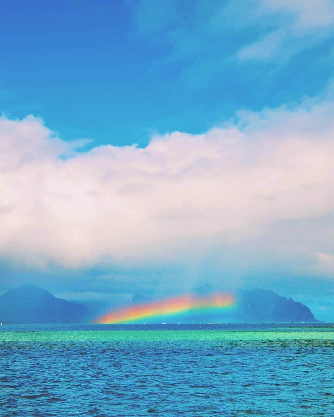天霧真世のインスタグラム：「· 水面に現れた奇跡の虹☺🌈 · 🔍46-499 Kamehameha Hwy, Kaneohe, HI 96744 · · #laterpost #hawaii#oahu#honolulu #kaneohebay#rainbow#🌊#🌈 · 🌈@mayomayo.com_ 💎@mayosacise.official ✏@mayo_paint · ·」