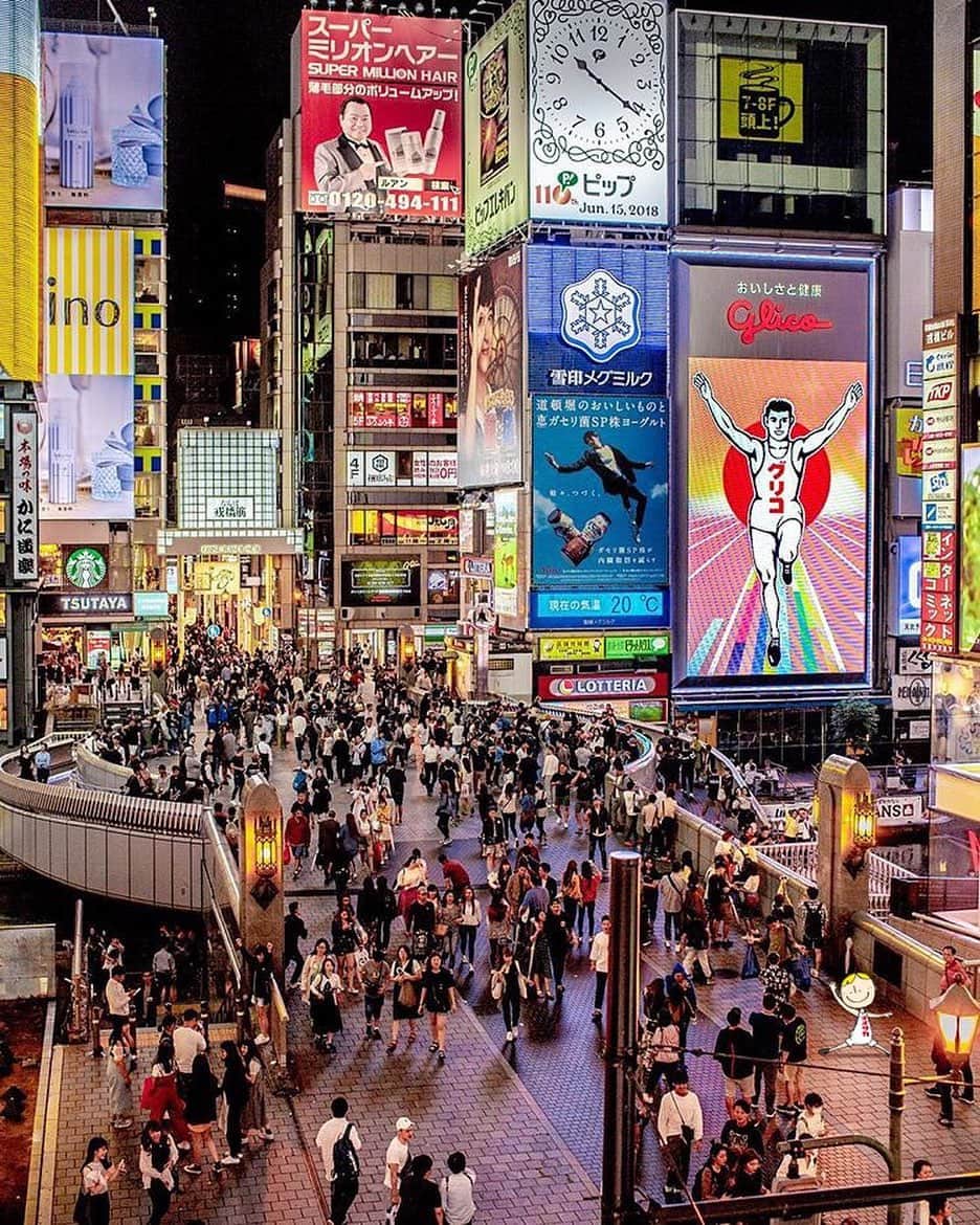 Osaka Bob（大阪観光局公式キャラクター）さんのインスタグラム写真 - (Osaka Bob（大阪観光局公式キャラクター）Instagram)「Ebisu Bridge at night. What more can I say😃  戎橋周辺は夜でもたくさんの人とネオンの明かりで活気あふれる街✨ ここに来たらグリコサインと写真を撮るのも忘れずに📸 ————————————————————— #maido #withOsakaBob #OSAKA #japan #nihon #OsakaJapan #大坂 #오사카 #大阪 #Оsака #Осака #โอซาก้า  #大阪観光 #dotonbori #道頓堀 #戎橋」1月24日 22時07分 - maido_osaka_bob