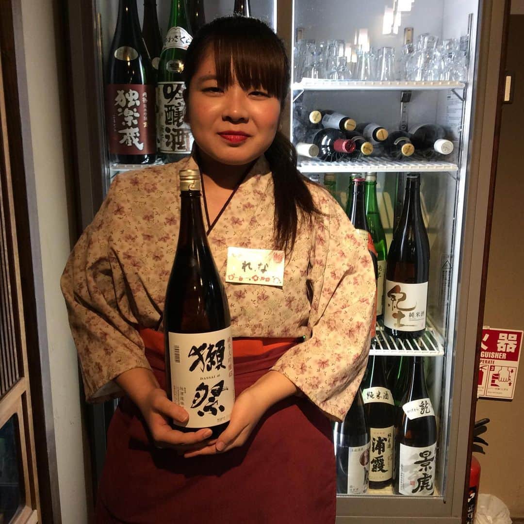 魚舟 のインスタグラム：「待望の新人入りました💖 魚舟には、美味しい料理と美味しいお酒と可愛い女の子がたくさんいます‼️ ご来店を是非お待ちしております😍 日本酒もたくさん置いてます🍶🥃 #魚舟#魚舟本町#日本酒#期待の新人 #ピチピチ#可愛い#スマイル接客」