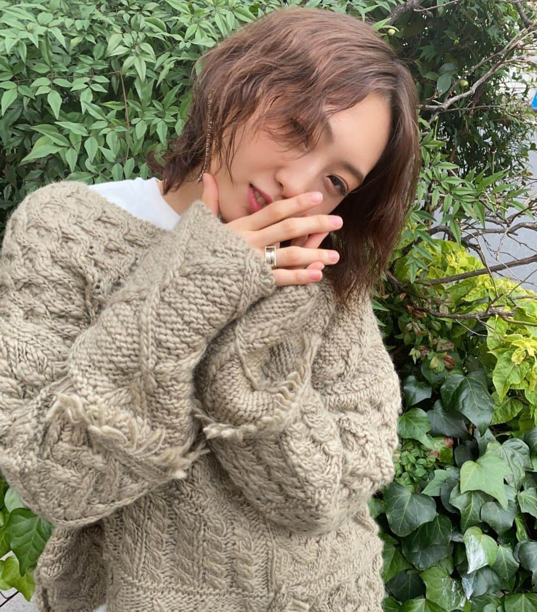 高橋有紀のインスタグラム：「ゆりあちゃん舞台前に初パーマをかけました☺︎ 行くの楽しみっ #liqum_yuki のイヤリングいつもしてくれて嬉しい❤︎次の新作も可愛いっていってくれた🥰 #lysa_yuki #木﨑ゆりあ」