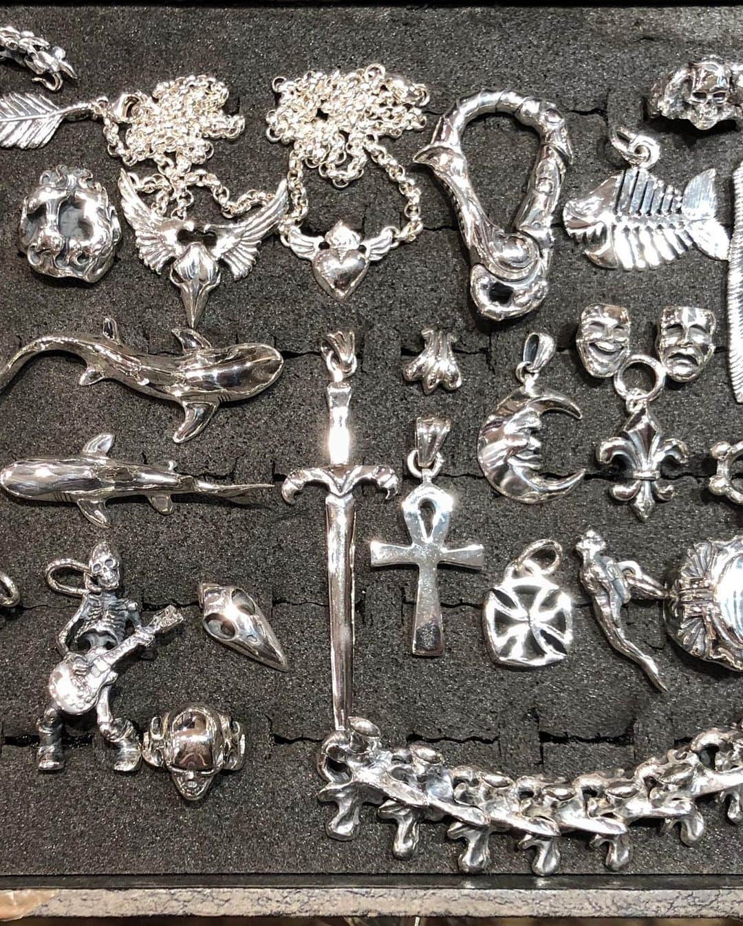 クレイジーピッグさんのインスタグラム写真 - (クレイジーピッグInstagram)「Some of our upcoming Tokyo stock ready to go 👊 follow @crazypigdesignsjapan for an extra dose of CPD #Tokyo #crazypigdesigns #animal #rings #skull #skulllife #halfjaw #gothic #gothicjewellery #earrings #solidsilver #pendant #sharks #guitar」1月24日 22時14分 - crazypigdesignslondon