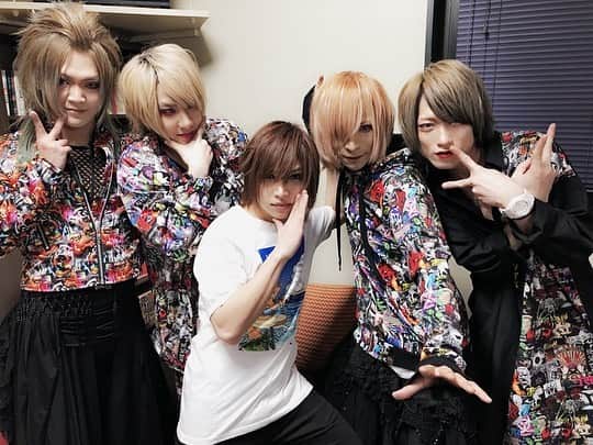 鬼龍院翔のインスタグラム：「札幌クソイベありがとうございました！﻿ ２日間バックバンドをしてくれた札幌のバンド「エラー。」さんありがとうございました🙏🎸﻿ 無料ワンマンが3/12に札幌crazy monkeyであるそうなので気になった方は是非！🏃‍♂️﻿ ﻿ そこそこ写真撮った、﻿ 対バンの面子で集合写真📷﻿ ﻿ ボーカルのみで写真📷芸人風﻿ ﻿ 自撮り📱鬼龍院がやるセルフ髪型の限界💇‍♂️﻿ ﻿ ライブ時間が巻いたのでやる事なくて仕方なく撮ったステージ写真(いきなり言ったから並び方が左右不対照)﻿ ﻿ ﻿ 素晴らしく楽しいクソイベ(ツアータイトル)でした！🎤﻿ ﻿ 次は新潟だよ〜！」