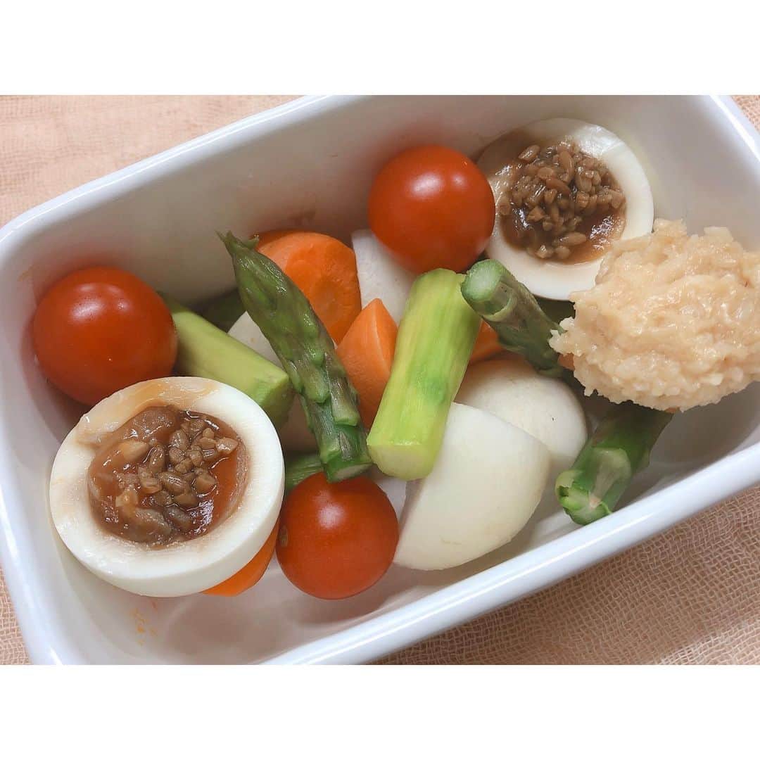 竹中友紀子のインスタグラム：「#稽古ごはん  蒸し野菜と半熟たまごの醤油麹のせ 自家製甘白味噌を添えて と 写真には写っていませんが、お味噌汁。 最近あるお味噌汁に◯◯◯を入れるのにハマっているのですが、それはまたいずれご紹介します^ ^ 役柄的にちょっとだけ身体を絞ろうと最近の稽古ごはんはだいたいこんな感じ。」