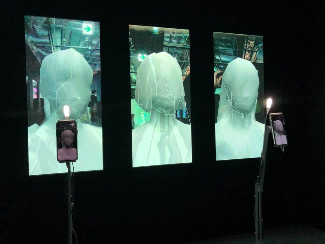 土井コマキのインスタグラム：「どうしても見たくて弾丸で「Rhizomatiks inspired by Perfume 2020」  ほんとに来てよかった。ライゾマってやっぱりすごいカッコいい。Perfume とメディアテクノロジーをどう使ってどんな世界を作るのか。そのアイデア。ライブ演出の裏側。 2種類の方法で観るFlashのVRのMVが本当に凄い。 #rzmpfrm2020」