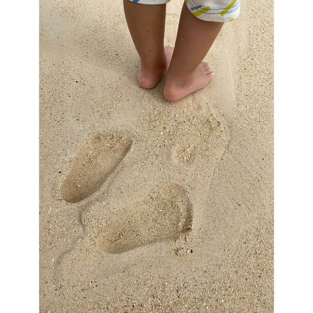 森麻季さんのインスタグラム写真 - (森麻季Instagram)「ハワイの思い出🌴  カイルア、ラニカイは滞在中一度はドライブします🚗今回はあまり天気が良くなく強風で残念だったけど  bag#balenciaga  #砂浜の息子の足跡が妙に好き #さらさらの砂なので裸足が気持ちいい #ラニカイビーチ #lanikaibeach #家族旅行 #ハワイ旅行 #子連れハワイ #1歳8ヶ月 #1歳 #20months #男の子ママ」1月24日 22時25分 - maki.mori_m