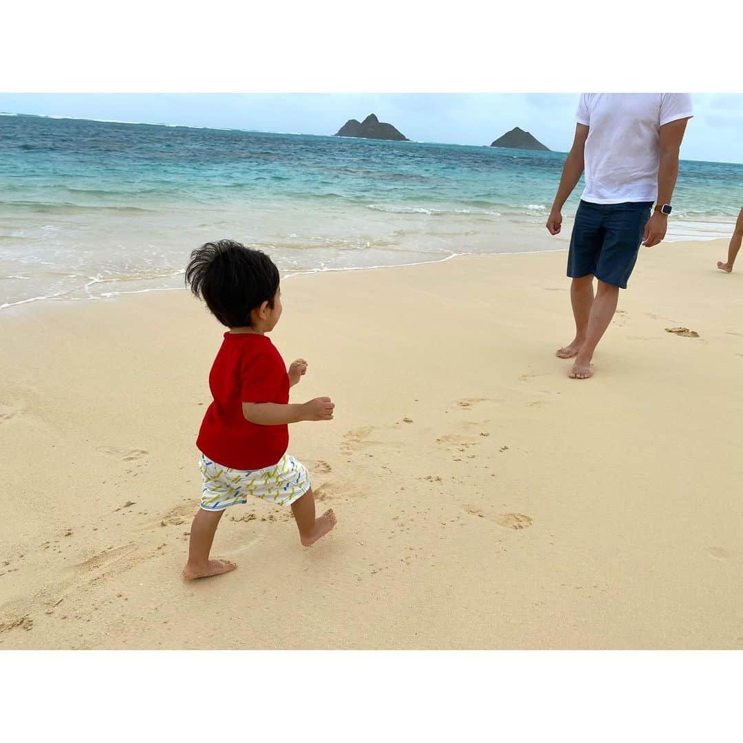 森麻季さんのインスタグラム写真 - (森麻季Instagram)「ハワイの思い出🌴  カイルア、ラニカイは滞在中一度はドライブします🚗今回はあまり天気が良くなく強風で残念だったけど  bag#balenciaga  #砂浜の息子の足跡が妙に好き #さらさらの砂なので裸足が気持ちいい #ラニカイビーチ #lanikaibeach #家族旅行 #ハワイ旅行 #子連れハワイ #1歳8ヶ月 #1歳 #20months #男の子ママ」1月24日 22時25分 - maki.mori_m