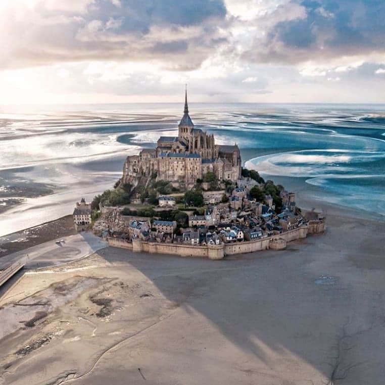 エールフランスのインスタグラム：「One of France's many hidden gems, Atlantic style. Le regard tourné vers l'ouest, comme un moment suspendu capturé par @aerialambassadors.  #AirFrance #Franceisintheair #MontSaintMichel #Normandy #travel #ig_France」