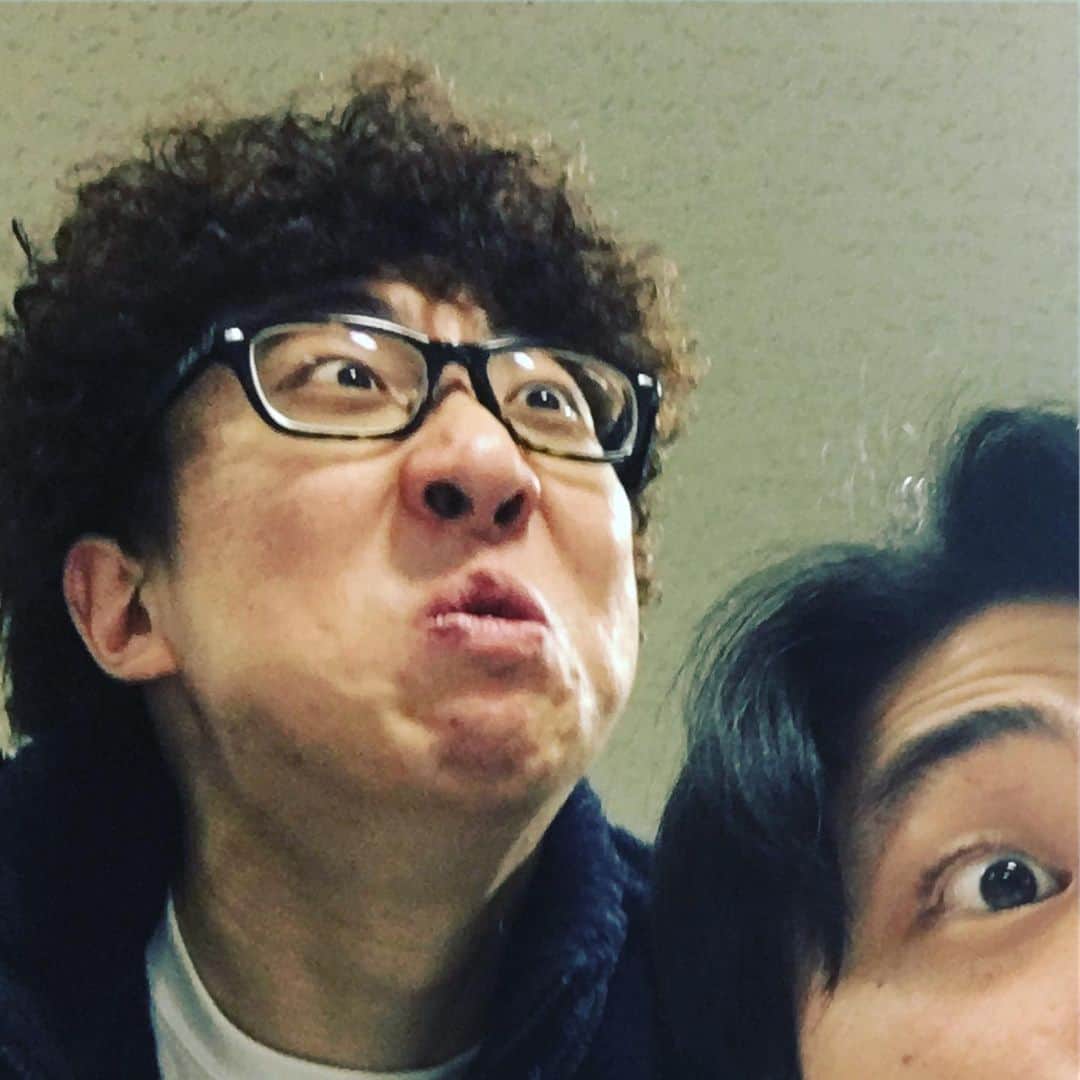 新山士彦さんのインスタグラム写真 - (新山士彦Instagram)「半単独半トークライブ？？のさや香の地下ライブありがとうございました、良かったと思うので、これを続けていきます！マンゲキ戻ってドーナツピーナツに癒されてます、2枚目は3人で新山天狗の顔をしたのですが、ドーナツの顔が強すぎたのでドーナツのアップにしました。ドーナツの右鼻の穴に見える白いのは、鼻くそではありません、鼻の奥の筋です。 #鼻の奥の筋」1月24日 22時26分 - sayaka_no_niiyan