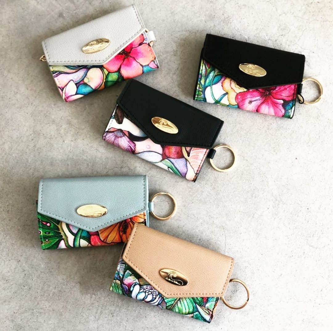 ラレイアのインスタグラム：「🌺 お買い物マラソンSTARTしました👏💞 ・ ・ 大人気Colleen Wilcoxのキーケースに🆕アートが3種追加しました！ ・ しかもこちらweb先行🧡 そして完売デザインも再入荷😍✨ ・ 大変人気でいつも予想を上回るご注文をいただいてます🙇‍♀️ 一部数量限定なのでお早めに❤︎ ・ ・ @laleia_official  @colleenwilcoxgallery_jp  #colleenwilcox#art#hawaii#aloha#surf#beach#laleia#ハワイ#フォトジェニック#インスタ映え#インスタ女子#アロハ#ビーチ#海を感じる雑貨#ラレイア#アート#ビーチガール#サーフスタイル#大人カジュアル#キーケース#楽天#コリーンウィルコックス#ギフト#プレゼント」
