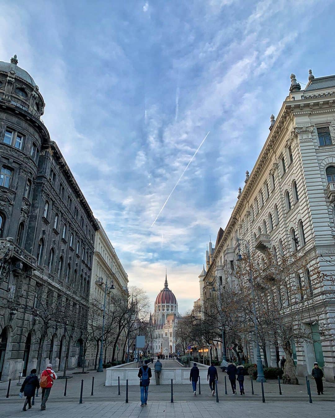 J E R E M Y ジェレミーさんのインスタグラム写真 - (J E R E M Y ジェレミーInstagram)「: It’s beautiful here.  They said that of course, that Budapest is beautiful.  But it is in fact almost ludicrously beautiful. . . . . . .  #minimalism #撮影練習 #写真好き #TagsForLikes #TFLers #tweegram #photooftheday  #instalike #picoftheday  #Londoner #bestoftheday #yolo #nofilter  #ig_colors  #匈牙利 #布達佩斯  #2020年春  #Hungary #Budapest #lifequote #travelHungary  #Hungaryvacations #visitHungary #Hungarytoday  #discoverHungary #budapestparliament #libertysquare」1月24日 22時31分 - jeremygenic