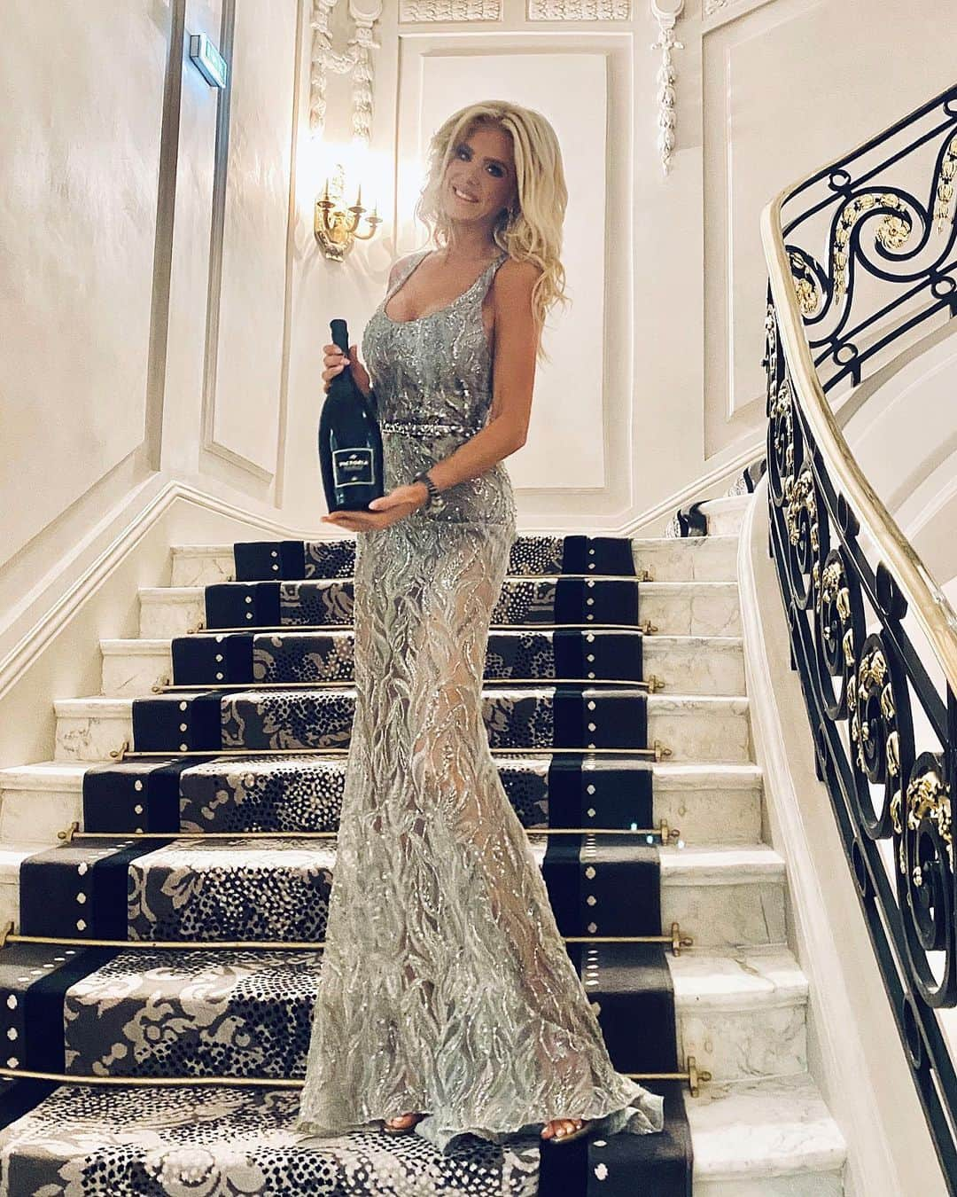 ヴィクトリア・シルヴステッドさんのインスタグラム写真 - (ヴィクトリア・シルヴステッドInstagram)「It’s always a reason to celebrate 🥂 @victorialadolcevita  #victoriaprosecco #happyfriday #chinesenewyear」1月24日 22時34分 - victoriasilvstedt