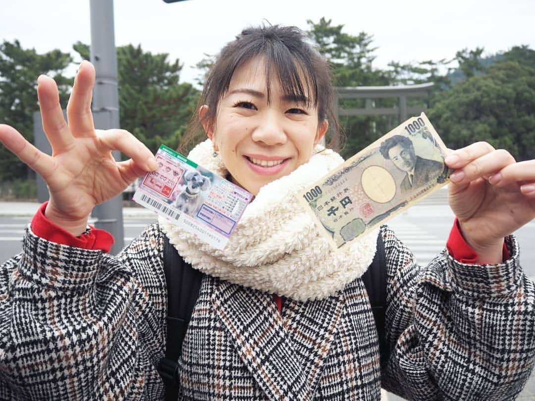 服部ひで子のインスタグラム：「一粒万倍 ＋ 天赦日の恩恵✨  スクラッチ宝くじで ビギナーズラックです！  普段 滅多にやらない 宝くじを、たまたま機会があって購入。  ミニチュアシュナウザーの わんにゃんスクラッチに出逢えた事にも、ご縁を感じた直後、  1000円当たりました😍😍😍 当たったお金で おやつを買って トワが眠るお寺に会いに行こうと思います♡  #わんにゃんスクラッチ  #ミニチュアシュナウザー  #宝くじ #スクラッチ」