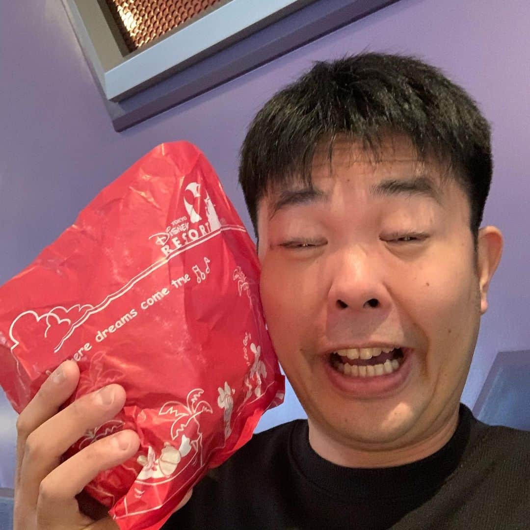 西川晃啓のインスタグラム：「気絶ディズニー  雨の中ディズニーにいって気絶  #あるある探検隊#レギュラー#気絶#気絶の日々#ギャグ#ディズニー#ランド#雨#極寒#ハンバーガー#ランチ#プーさん」