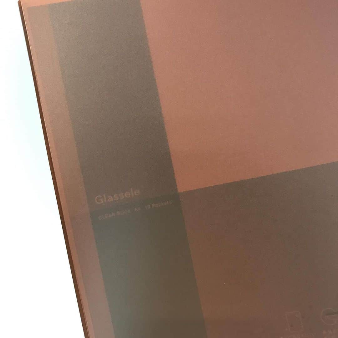 コクヨのぶんぐさんのインスタグラム写真 - (コクヨのぶんぐInstagram)「ファイルのお悩み第2弾！﻿ ﻿ 書類がファイルからはみ出しちゃう！端がぼろぼろになる！﻿ カバンに入れて持ち運ぶファイル、細かいキズが気になっちゃうのは仕方ないの？﻿ A3の紙を折らずに保管する方法ってないの？﻿ ﻿ 今日もいきます！ご紹介は以下のファイル！﻿ ﻿ ①ハードクリヤーホルダー〈モッテ〉（A4サイズ）pic2~4﻿ ②クリヤーブック〈Glasseleグラッセル〉（固定式）pic5~7﻿ ③図面ファイル(超スリムタイプ)pic8~10﻿ ﻿ ﻿ ①ハードクリヤーホルダー〈モッテ〉（A4サイズ）﻿ まず、なによりおすすめは紙が落ちにくい脱落防止ストッパーという機能。﻿ これはMOTTEにかぎらず、「クリヤーホルダー」という種類だったら全部ついてます！﻿ これめんどくさがりさん（中の人笑）はつかったらいいよ～！ガサガサざっくり分けるだけでいいというマインド👍﻿ ﻿ 勝手に書類がファイルから出てきてぼろっとしてくるのも防げます。﻿ ストッパー部は、油性ペンで記入してタイトル欄として使用可能です。﻿ ﻿ そしてこのハードクリヤーホルダーというのは、ペラペラじゃなくてちょっとしっかりというか硬めの素材で書類もファイル自体も折れにくいんです。﻿ 今までのMOTTEは表紙が柔らかかったですが、このハードクリヤーホルダーは表紙ごとストッパーに挟めるので折れる心配がここでも少ない！﻿ 外出時のかばんの中でも安心。﻿ A4タイプと見開きA3タイプがありますよ！﻿ ﻿ ﻿ ②クリヤーブック〈Glasseleグラッセル〉（固定式）﻿ 表紙の表面には、キズが目立ちにくいさらさらシボ加工をしてます！﻿ MOTTEとか昨日のNOVITAとかはつるつるだけど、これはちょっとざらっとしてるの。﻿ 触り心地とかキズの目立ちにくさは、ぜひ店頭で実物見てみてほしい～～﻿ ﻿ 折り返してもきれいに360°！﻿ ぺたんとうすくなります。これ地味によい！﻿ ﻿ 表紙の裏面はグレンチェックの柄シボなの。﻿ あんまりこういうちょっとしたデザイン！みたいなのがあるファイルって珍しいしかわいいよ。﻿ あと個人的推しカラーが黒、白、そして茶色！珍しいしおしゃれな色なんだよね～☕️﻿ ﻿ ちなみに替紙式というリングに袋を挟んでいくタイプのもあるので、クリヤーブックは順番入れ替えにくいのが嫌だよ、という方はそちらをチェックしてね。﻿ （グラッセル以外のシリーズのファイルでも結構あります）﻿ そのぶんリングだから持ち運びはしにくくなると思うけど…保管とわけるのもいいね。﻿ ﻿ ﻿ ③図面ファイル(超スリムタイプ)﻿ ﻿ 最後は、意外と多かった！﻿ A3書類を折らずに入れたいニーズ！﻿ ﻿ 今回はこの子、図面ファイルをご紹介。﻿ じつはコクヨ社内でも、販促用写真やカタログとかの校正用紙の回覧にこれを使っているんです。﻿ 動画載せてるから見てみて！﻿ べりってマジックテープでくっつくんだ🕺 ﻿ A2サイズを半分に折るっていう形になります。﻿ A3書類入れたい人はこれがスリムだし個人的に一番おすすめ。﻿ クリヤーホルダーに入れて、それをさらにこれに入れると完璧！﻿ A4サイズ（折ってA5になる）とかもあるからサイズは色々チェックです！﻿ ﻿ ﻿ ---﻿ ﻿ ハードクリヤーホルダー〈モッテ〉（A4サイズ）﻿ カラバリ：ライトブルー・ライトグリーン・ライトグレー・ライトピンク・紫・黄﻿ 価格：230円﻿ サイズ：A4﻿ 外寸法：312・223mm﻿ ﻿ ﻿ クリヤーブック〈Glasseleグラッセル〉（固定式） ﻿ カラバリ：ブルー、ブラック、ライトブルー、ライトグリーン、ライトピンク、コーラルピンク、ブラウン、オフホワイト、イエロー﻿ 価格：オープンプライス（店頭で見てね）﻿ サイズ：A4-S ﻿ 外寸法：309・233・11mm﻿ ﻿ ﻿ ﻿ ﻿ 図面ファイル(超スリムタイプ) ﻿ カラバリ：青、グレー﻿ 価格：680円﻿ サイズ：A2﻿ ﻿ ﻿ ﻿ ---﻿ ﻿ ﻿ #ファイル #整理整頓 #整理 #整理苦手 #書類 #プリント #紙 #収納 #保管 #困りごと #お悩み #解決 #便利 #おすすめ #発明#文具沼 #文房具 #文具 #文具好き #文房具マニア #文具好きさんとつながりたい #ステーショナリー #stationery #stationerylove #stationeryaddict #コクヨ #kokuyo #コクヨのぶんぐ」1月24日 23時02分 - kokuyo_st