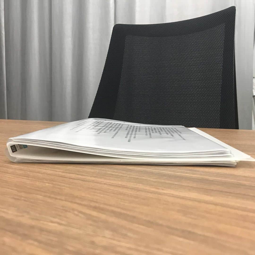 コクヨのぶんぐさんのインスタグラム写真 - (コクヨのぶんぐInstagram)「ファイルのお悩み第2弾！﻿ ﻿ 書類がファイルからはみ出しちゃう！端がぼろぼろになる！﻿ カバンに入れて持ち運ぶファイル、細かいキズが気になっちゃうのは仕方ないの？﻿ A3の紙を折らずに保管する方法ってないの？﻿ ﻿ 今日もいきます！ご紹介は以下のファイル！﻿ ﻿ ①ハードクリヤーホルダー〈モッテ〉（A4サイズ）pic2~4﻿ ②クリヤーブック〈Glasseleグラッセル〉（固定式）pic5~7﻿ ③図面ファイル(超スリムタイプ)pic8~10﻿ ﻿ ﻿ ①ハードクリヤーホルダー〈モッテ〉（A4サイズ）﻿ まず、なによりおすすめは紙が落ちにくい脱落防止ストッパーという機能。﻿ これはMOTTEにかぎらず、「クリヤーホルダー」という種類だったら全部ついてます！﻿ これめんどくさがりさん（中の人笑）はつかったらいいよ～！ガサガサざっくり分けるだけでいいというマインド👍﻿ ﻿ 勝手に書類がファイルから出てきてぼろっとしてくるのも防げます。﻿ ストッパー部は、油性ペンで記入してタイトル欄として使用可能です。﻿ ﻿ そしてこのハードクリヤーホルダーというのは、ペラペラじゃなくてちょっとしっかりというか硬めの素材で書類もファイル自体も折れにくいんです。﻿ 今までのMOTTEは表紙が柔らかかったですが、このハードクリヤーホルダーは表紙ごとストッパーに挟めるので折れる心配がここでも少ない！﻿ 外出時のかばんの中でも安心。﻿ A4タイプと見開きA3タイプがありますよ！﻿ ﻿ ﻿ ②クリヤーブック〈Glasseleグラッセル〉（固定式）﻿ 表紙の表面には、キズが目立ちにくいさらさらシボ加工をしてます！﻿ MOTTEとか昨日のNOVITAとかはつるつるだけど、これはちょっとざらっとしてるの。﻿ 触り心地とかキズの目立ちにくさは、ぜひ店頭で実物見てみてほしい～～﻿ ﻿ 折り返してもきれいに360°！﻿ ぺたんとうすくなります。これ地味によい！﻿ ﻿ 表紙の裏面はグレンチェックの柄シボなの。﻿ あんまりこういうちょっとしたデザイン！みたいなのがあるファイルって珍しいしかわいいよ。﻿ あと個人的推しカラーが黒、白、そして茶色！珍しいしおしゃれな色なんだよね～☕️﻿ ﻿ ちなみに替紙式というリングに袋を挟んでいくタイプのもあるので、クリヤーブックは順番入れ替えにくいのが嫌だよ、という方はそちらをチェックしてね。﻿ （グラッセル以外のシリーズのファイルでも結構あります）﻿ そのぶんリングだから持ち運びはしにくくなると思うけど…保管とわけるのもいいね。﻿ ﻿ ﻿ ③図面ファイル(超スリムタイプ)﻿ ﻿ 最後は、意外と多かった！﻿ A3書類を折らずに入れたいニーズ！﻿ ﻿ 今回はこの子、図面ファイルをご紹介。﻿ じつはコクヨ社内でも、販促用写真やカタログとかの校正用紙の回覧にこれを使っているんです。﻿ 動画載せてるから見てみて！﻿ べりってマジックテープでくっつくんだ🕺 ﻿ A2サイズを半分に折るっていう形になります。﻿ A3書類入れたい人はこれがスリムだし個人的に一番おすすめ。﻿ クリヤーホルダーに入れて、それをさらにこれに入れると完璧！﻿ A4サイズ（折ってA5になる）とかもあるからサイズは色々チェックです！﻿ ﻿ ﻿ ---﻿ ﻿ ハードクリヤーホルダー〈モッテ〉（A4サイズ）﻿ カラバリ：ライトブルー・ライトグリーン・ライトグレー・ライトピンク・紫・黄﻿ 価格：230円﻿ サイズ：A4﻿ 外寸法：312・223mm﻿ ﻿ ﻿ クリヤーブック〈Glasseleグラッセル〉（固定式） ﻿ カラバリ：ブルー、ブラック、ライトブルー、ライトグリーン、ライトピンク、コーラルピンク、ブラウン、オフホワイト、イエロー﻿ 価格：オープンプライス（店頭で見てね）﻿ サイズ：A4-S ﻿ 外寸法：309・233・11mm﻿ ﻿ ﻿ ﻿ ﻿ 図面ファイル(超スリムタイプ) ﻿ カラバリ：青、グレー﻿ 価格：680円﻿ サイズ：A2﻿ ﻿ ﻿ ﻿ ---﻿ ﻿ ﻿ #ファイル #整理整頓 #整理 #整理苦手 #書類 #プリント #紙 #収納 #保管 #困りごと #お悩み #解決 #便利 #おすすめ #発明#文具沼 #文房具 #文具 #文具好き #文房具マニア #文具好きさんとつながりたい #ステーショナリー #stationery #stationerylove #stationeryaddict #コクヨ #kokuyo #コクヨのぶんぐ」1月24日 23時02分 - kokuyo_st