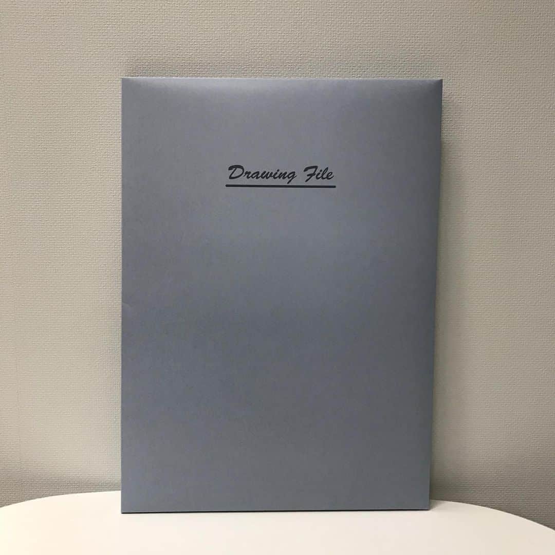 コクヨのぶんぐさんのインスタグラム写真 - (コクヨのぶんぐInstagram)「ファイルのお悩み第2弾！﻿ ﻿ 書類がファイルからはみ出しちゃう！端がぼろぼろになる！﻿ カバンに入れて持ち運ぶファイル、細かいキズが気になっちゃうのは仕方ないの？﻿ A3の紙を折らずに保管する方法ってないの？﻿ ﻿ 今日もいきます！ご紹介は以下のファイル！﻿ ﻿ ①ハードクリヤーホルダー〈モッテ〉（A4サイズ）pic2~4﻿ ②クリヤーブック〈Glasseleグラッセル〉（固定式）pic5~7﻿ ③図面ファイル(超スリムタイプ)pic8~10﻿ ﻿ ﻿ ①ハードクリヤーホルダー〈モッテ〉（A4サイズ）﻿ まず、なによりおすすめは紙が落ちにくい脱落防止ストッパーという機能。﻿ これはMOTTEにかぎらず、「クリヤーホルダー」という種類だったら全部ついてます！﻿ これめんどくさがりさん（中の人笑）はつかったらいいよ～！ガサガサざっくり分けるだけでいいというマインド👍﻿ ﻿ 勝手に書類がファイルから出てきてぼろっとしてくるのも防げます。﻿ ストッパー部は、油性ペンで記入してタイトル欄として使用可能です。﻿ ﻿ そしてこのハードクリヤーホルダーというのは、ペラペラじゃなくてちょっとしっかりというか硬めの素材で書類もファイル自体も折れにくいんです。﻿ 今までのMOTTEは表紙が柔らかかったですが、このハードクリヤーホルダーは表紙ごとストッパーに挟めるので折れる心配がここでも少ない！﻿ 外出時のかばんの中でも安心。﻿ A4タイプと見開きA3タイプがありますよ！﻿ ﻿ ﻿ ②クリヤーブック〈Glasseleグラッセル〉（固定式）﻿ 表紙の表面には、キズが目立ちにくいさらさらシボ加工をしてます！﻿ MOTTEとか昨日のNOVITAとかはつるつるだけど、これはちょっとざらっとしてるの。﻿ 触り心地とかキズの目立ちにくさは、ぜひ店頭で実物見てみてほしい～～﻿ ﻿ 折り返してもきれいに360°！﻿ ぺたんとうすくなります。これ地味によい！﻿ ﻿ 表紙の裏面はグレンチェックの柄シボなの。﻿ あんまりこういうちょっとしたデザイン！みたいなのがあるファイルって珍しいしかわいいよ。﻿ あと個人的推しカラーが黒、白、そして茶色！珍しいしおしゃれな色なんだよね～☕️﻿ ﻿ ちなみに替紙式というリングに袋を挟んでいくタイプのもあるので、クリヤーブックは順番入れ替えにくいのが嫌だよ、という方はそちらをチェックしてね。﻿ （グラッセル以外のシリーズのファイルでも結構あります）﻿ そのぶんリングだから持ち運びはしにくくなると思うけど…保管とわけるのもいいね。﻿ ﻿ ﻿ ③図面ファイル(超スリムタイプ)﻿ ﻿ 最後は、意外と多かった！﻿ A3書類を折らずに入れたいニーズ！﻿ ﻿ 今回はこの子、図面ファイルをご紹介。﻿ じつはコクヨ社内でも、販促用写真やカタログとかの校正用紙の回覧にこれを使っているんです。﻿ 動画載せてるから見てみて！﻿ べりってマジックテープでくっつくんだ🕺 ﻿ A2サイズを半分に折るっていう形になります。﻿ A3書類入れたい人はこれがスリムだし個人的に一番おすすめ。﻿ クリヤーホルダーに入れて、それをさらにこれに入れると完璧！﻿ A4サイズ（折ってA5になる）とかもあるからサイズは色々チェックです！﻿ ﻿ ﻿ ---﻿ ﻿ ハードクリヤーホルダー〈モッテ〉（A4サイズ）﻿ カラバリ：ライトブルー・ライトグリーン・ライトグレー・ライトピンク・紫・黄﻿ 価格：230円﻿ サイズ：A4﻿ 外寸法：312・223mm﻿ ﻿ ﻿ クリヤーブック〈Glasseleグラッセル〉（固定式） ﻿ カラバリ：ブルー、ブラック、ライトブルー、ライトグリーン、ライトピンク、コーラルピンク、ブラウン、オフホワイト、イエロー﻿ 価格：オープンプライス（店頭で見てね）﻿ サイズ：A4-S ﻿ 外寸法：309・233・11mm﻿ ﻿ ﻿ ﻿ ﻿ 図面ファイル(超スリムタイプ) ﻿ カラバリ：青、グレー﻿ 価格：680円﻿ サイズ：A2﻿ ﻿ ﻿ ﻿ ---﻿ ﻿ ﻿ #ファイル #整理整頓 #整理 #整理苦手 #書類 #プリント #紙 #収納 #保管 #困りごと #お悩み #解決 #便利 #おすすめ #発明#文具沼 #文房具 #文具 #文具好き #文房具マニア #文具好きさんとつながりたい #ステーショナリー #stationery #stationerylove #stationeryaddict #コクヨ #kokuyo #コクヨのぶんぐ」1月24日 23時02分 - kokuyo_st