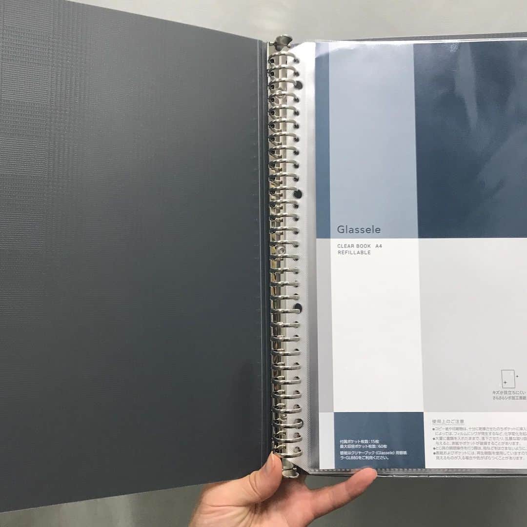 コクヨのぶんぐさんのインスタグラム写真 - (コクヨのぶんぐInstagram)「ファイルのお悩み第2弾！﻿ ﻿ 書類がファイルからはみ出しちゃう！端がぼろぼろになる！﻿ カバンに入れて持ち運ぶファイル、細かいキズが気になっちゃうのは仕方ないの？﻿ A3の紙を折らずに保管する方法ってないの？﻿ ﻿ 今日もいきます！ご紹介は以下のファイル！﻿ ﻿ ①ハードクリヤーホルダー〈モッテ〉（A4サイズ）pic2~4﻿ ②クリヤーブック〈Glasseleグラッセル〉（固定式）pic5~7﻿ ③図面ファイル(超スリムタイプ)pic8~10﻿ ﻿ ﻿ ①ハードクリヤーホルダー〈モッテ〉（A4サイズ）﻿ まず、なによりおすすめは紙が落ちにくい脱落防止ストッパーという機能。﻿ これはMOTTEにかぎらず、「クリヤーホルダー」という種類だったら全部ついてます！﻿ これめんどくさがりさん（中の人笑）はつかったらいいよ～！ガサガサざっくり分けるだけでいいというマインド👍﻿ ﻿ 勝手に書類がファイルから出てきてぼろっとしてくるのも防げます。﻿ ストッパー部は、油性ペンで記入してタイトル欄として使用可能です。﻿ ﻿ そしてこのハードクリヤーホルダーというのは、ペラペラじゃなくてちょっとしっかりというか硬めの素材で書類もファイル自体も折れにくいんです。﻿ 今までのMOTTEは表紙が柔らかかったですが、このハードクリヤーホルダーは表紙ごとストッパーに挟めるので折れる心配がここでも少ない！﻿ 外出時のかばんの中でも安心。﻿ A4タイプと見開きA3タイプがありますよ！﻿ ﻿ ﻿ ②クリヤーブック〈Glasseleグラッセル〉（固定式）﻿ 表紙の表面には、キズが目立ちにくいさらさらシボ加工をしてます！﻿ MOTTEとか昨日のNOVITAとかはつるつるだけど、これはちょっとざらっとしてるの。﻿ 触り心地とかキズの目立ちにくさは、ぜひ店頭で実物見てみてほしい～～﻿ ﻿ 折り返してもきれいに360°！﻿ ぺたんとうすくなります。これ地味によい！﻿ ﻿ 表紙の裏面はグレンチェックの柄シボなの。﻿ あんまりこういうちょっとしたデザイン！みたいなのがあるファイルって珍しいしかわいいよ。﻿ あと個人的推しカラーが黒、白、そして茶色！珍しいしおしゃれな色なんだよね～☕️﻿ ﻿ ちなみに替紙式というリングに袋を挟んでいくタイプのもあるので、クリヤーブックは順番入れ替えにくいのが嫌だよ、という方はそちらをチェックしてね。﻿ （グラッセル以外のシリーズのファイルでも結構あります）﻿ そのぶんリングだから持ち運びはしにくくなると思うけど…保管とわけるのもいいね。﻿ ﻿ ﻿ ③図面ファイル(超スリムタイプ)﻿ ﻿ 最後は、意外と多かった！﻿ A3書類を折らずに入れたいニーズ！﻿ ﻿ 今回はこの子、図面ファイルをご紹介。﻿ じつはコクヨ社内でも、販促用写真やカタログとかの校正用紙の回覧にこれを使っているんです。﻿ 動画載せてるから見てみて！﻿ べりってマジックテープでくっつくんだ🕺 ﻿ A2サイズを半分に折るっていう形になります。﻿ A3書類入れたい人はこれがスリムだし個人的に一番おすすめ。﻿ クリヤーホルダーに入れて、それをさらにこれに入れると完璧！﻿ A4サイズ（折ってA5になる）とかもあるからサイズは色々チェックです！﻿ ﻿ ﻿ ---﻿ ﻿ ハードクリヤーホルダー〈モッテ〉（A4サイズ）﻿ カラバリ：ライトブルー・ライトグリーン・ライトグレー・ライトピンク・紫・黄﻿ 価格：230円﻿ サイズ：A4﻿ 外寸法：312・223mm﻿ ﻿ ﻿ クリヤーブック〈Glasseleグラッセル〉（固定式） ﻿ カラバリ：ブルー、ブラック、ライトブルー、ライトグリーン、ライトピンク、コーラルピンク、ブラウン、オフホワイト、イエロー﻿ 価格：オープンプライス（店頭で見てね）﻿ サイズ：A4-S ﻿ 外寸法：309・233・11mm﻿ ﻿ ﻿ ﻿ ﻿ 図面ファイル(超スリムタイプ) ﻿ カラバリ：青、グレー﻿ 価格：680円﻿ サイズ：A2﻿ ﻿ ﻿ ﻿ ---﻿ ﻿ ﻿ #ファイル #整理整頓 #整理 #整理苦手 #書類 #プリント #紙 #収納 #保管 #困りごと #お悩み #解決 #便利 #おすすめ #発明#文具沼 #文房具 #文具 #文具好き #文房具マニア #文具好きさんとつながりたい #ステーショナリー #stationery #stationerylove #stationeryaddict #コクヨ #kokuyo #コクヨのぶんぐ」1月24日 23時02分 - kokuyo_st
