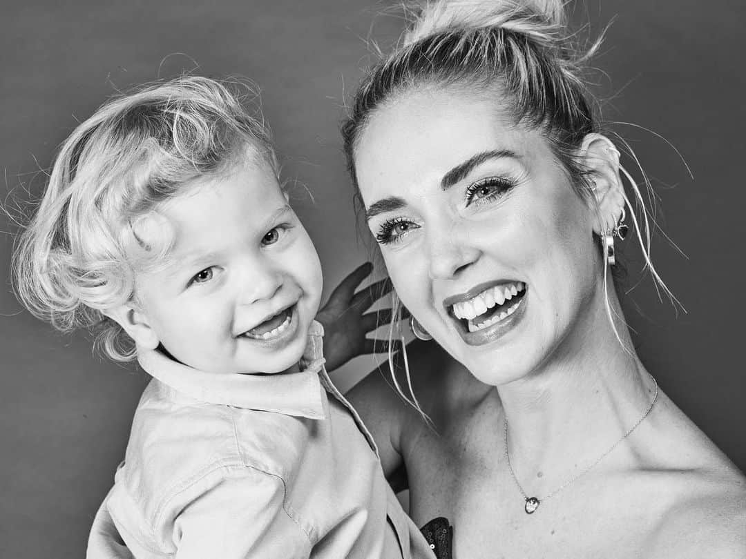 キアラ・フェラーニさんのインスタグラム写真 - (キアラ・フェラーニInstagram)「Mum and son shot by @marianovivanco 🤱🏼」1月24日 22時55分 - chiaraferragni